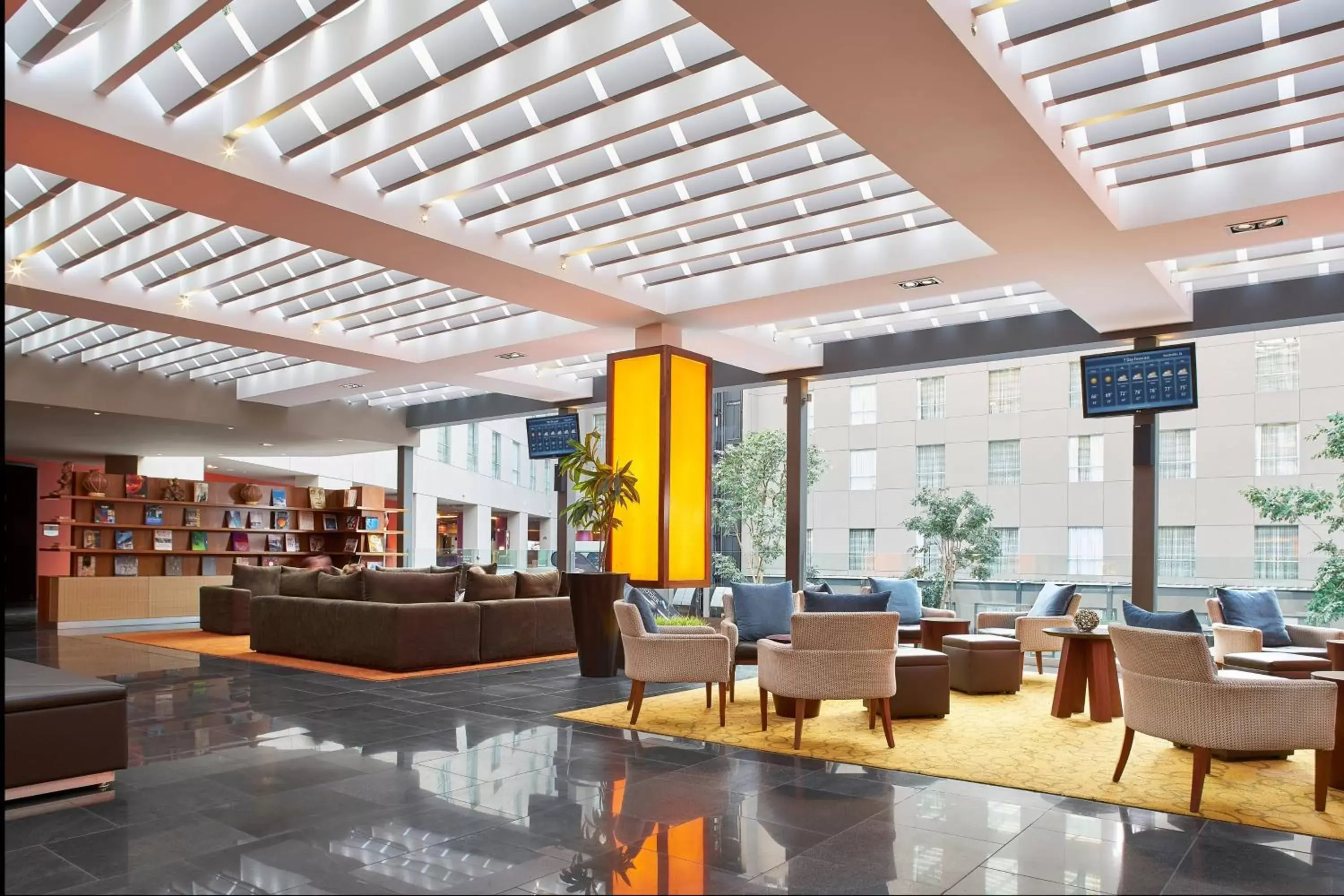 Lounge or bar, Lounge/Bar in Courtyard by Marriott Mexico City Airport