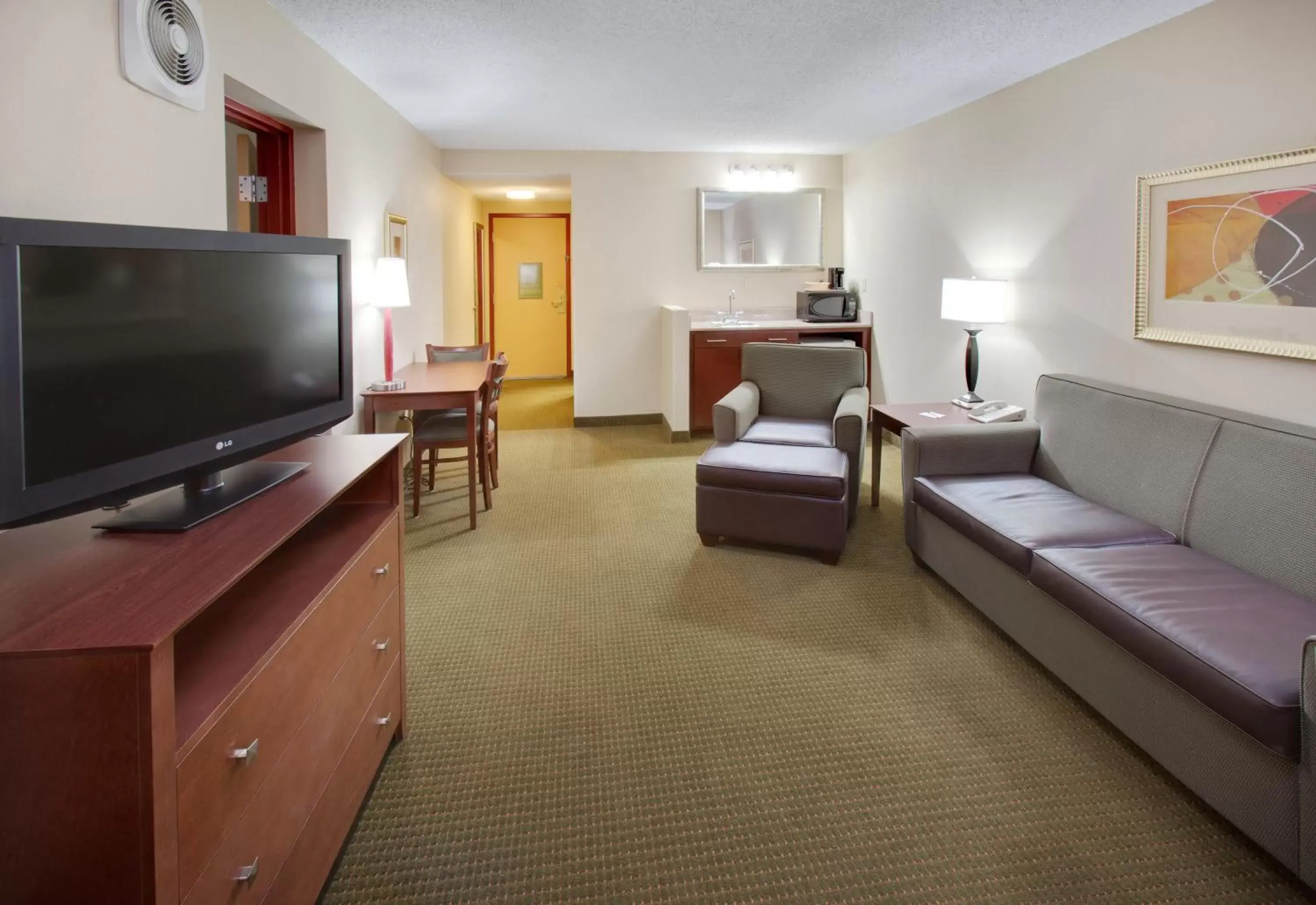 Photo of the whole room, TV/Entertainment Center in Holiday Inn Austin Conference Center, an IHG Hotel