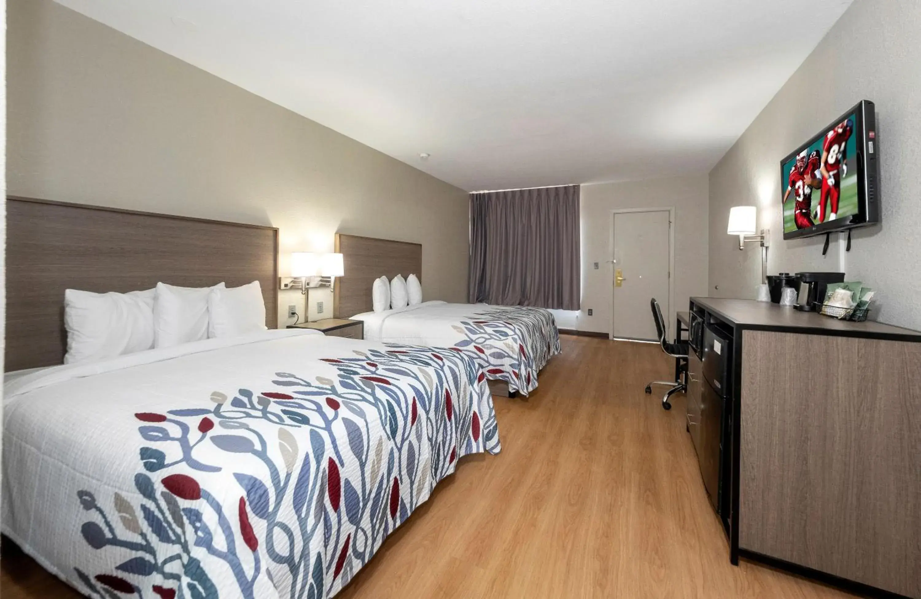 Photo of the whole room, Bed in Red Roof Inn Petersburg - Fort Lee
