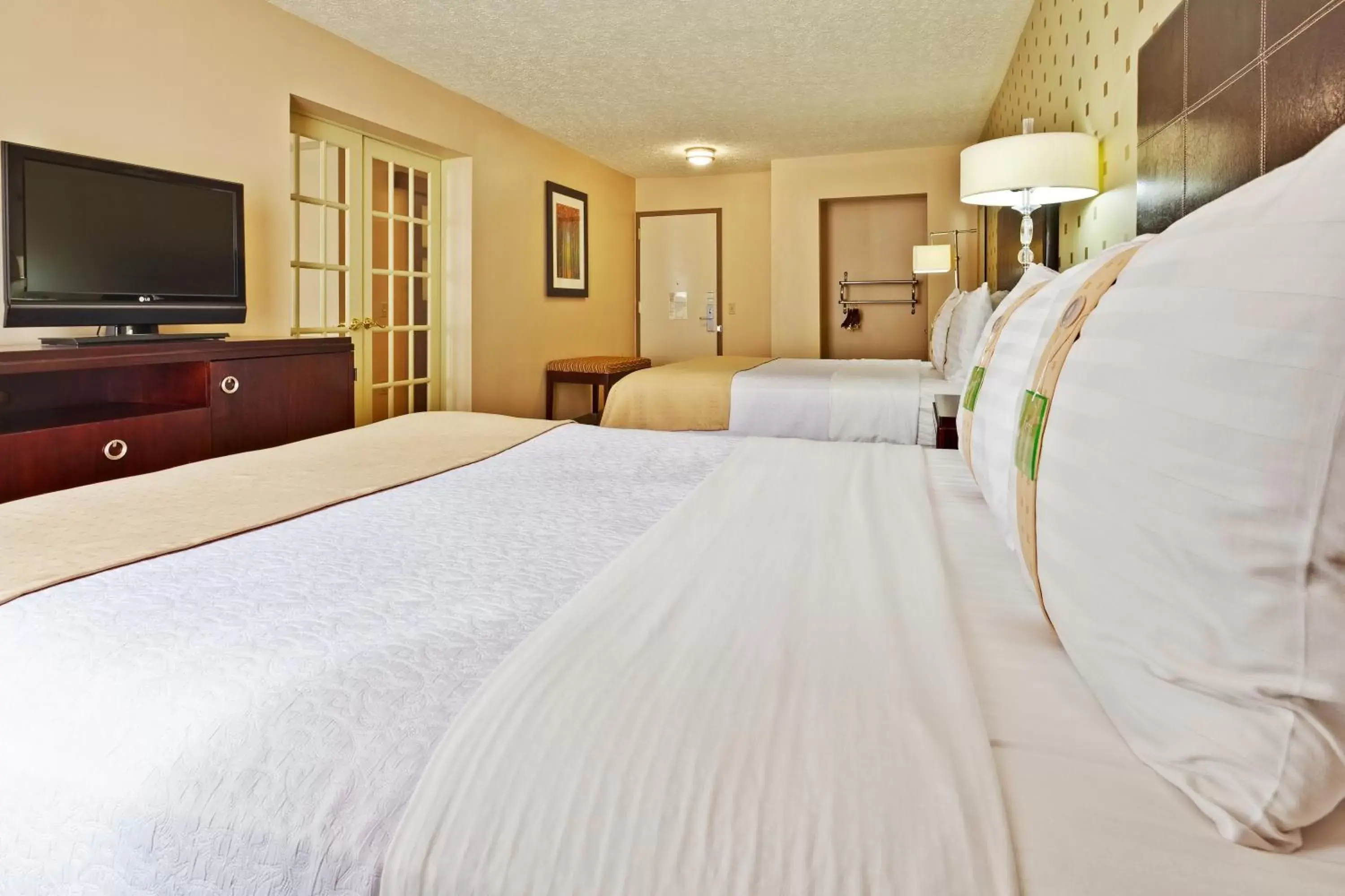 Photo of the whole room, Bed in Holiday Inn Bloomington-University Area, an IHG Hotel