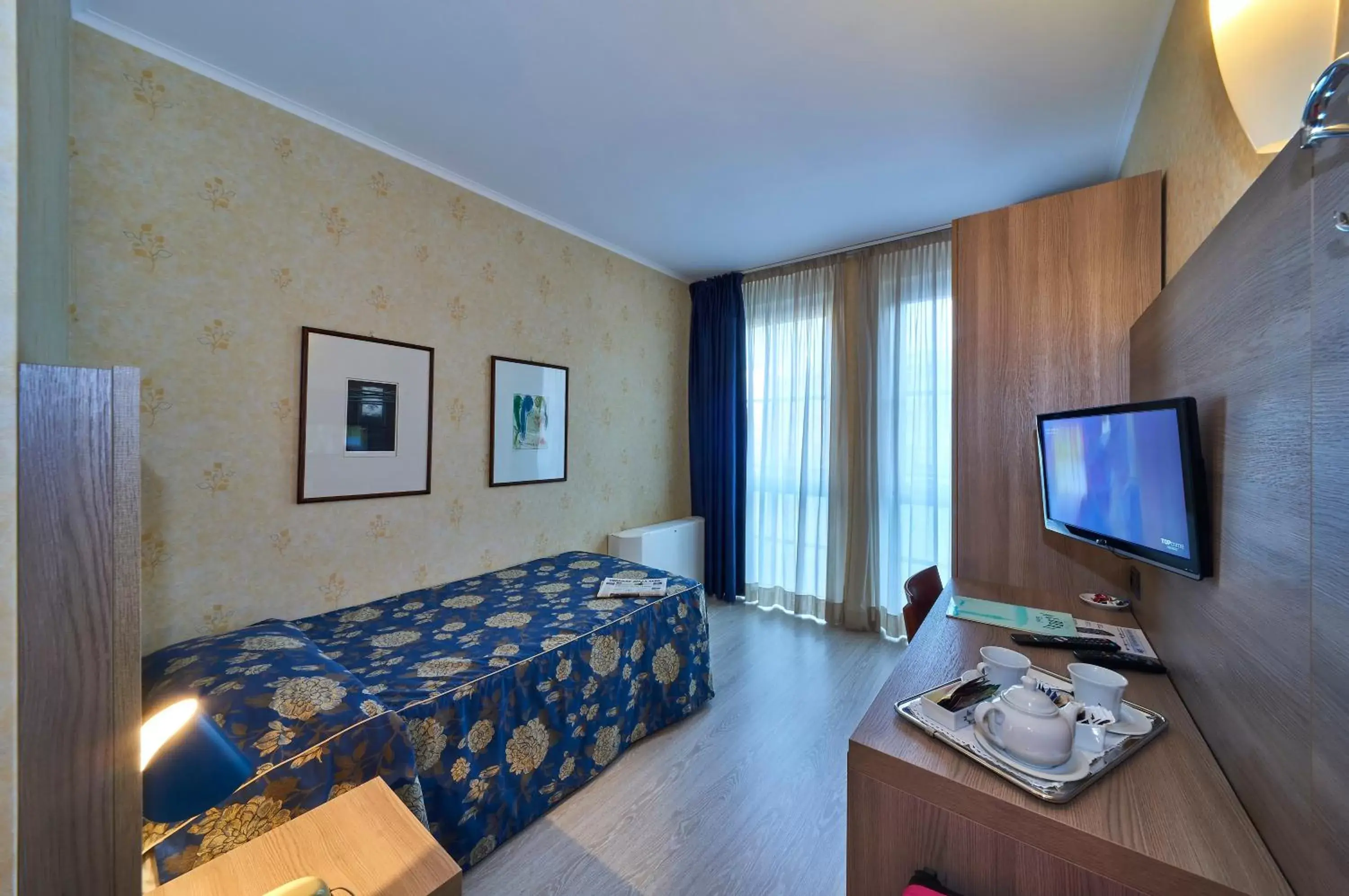 City view, TV/Entertainment Center in Hotel Alberi