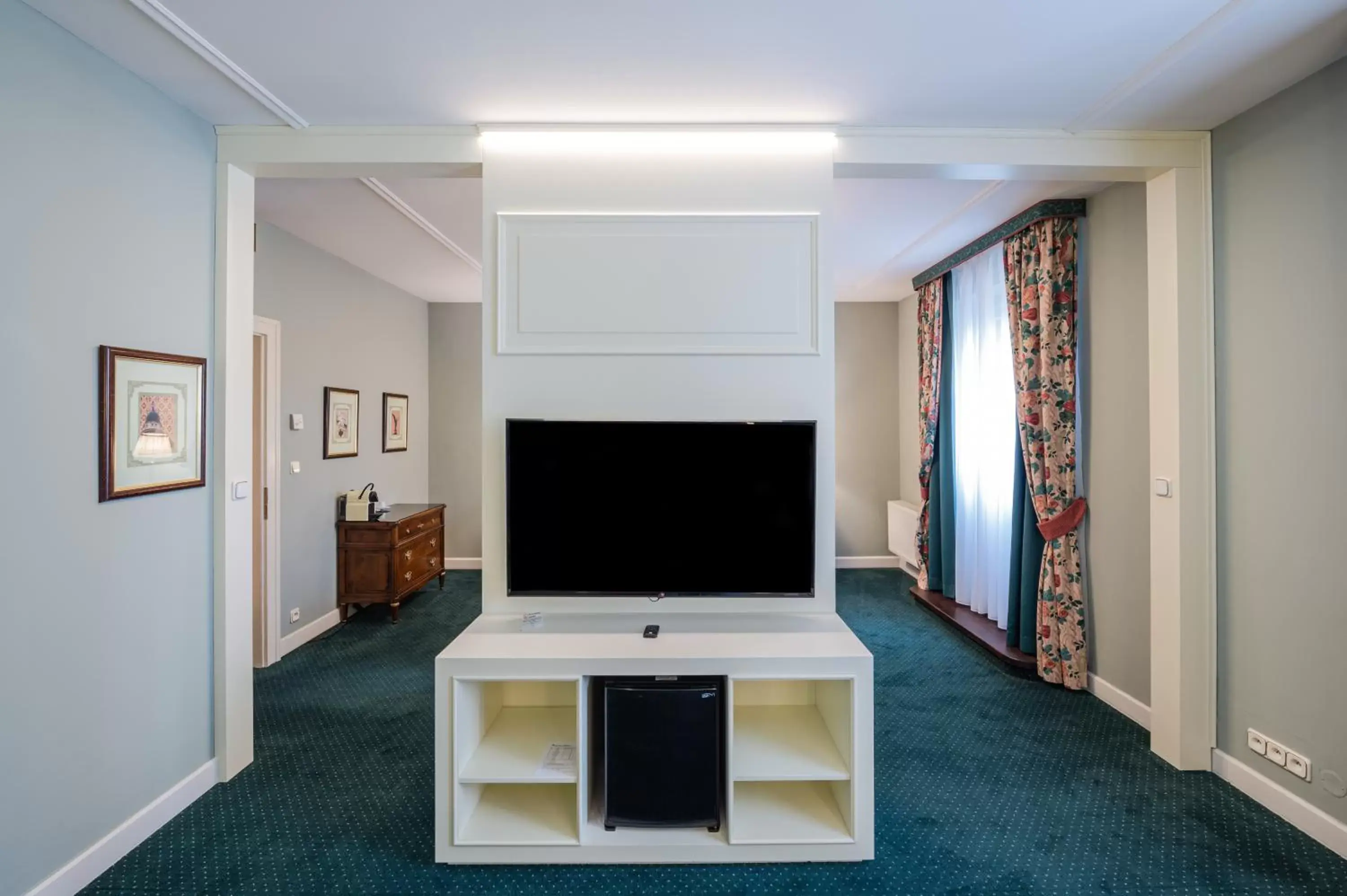 TV/Entertainment Center in Hotel Liberty