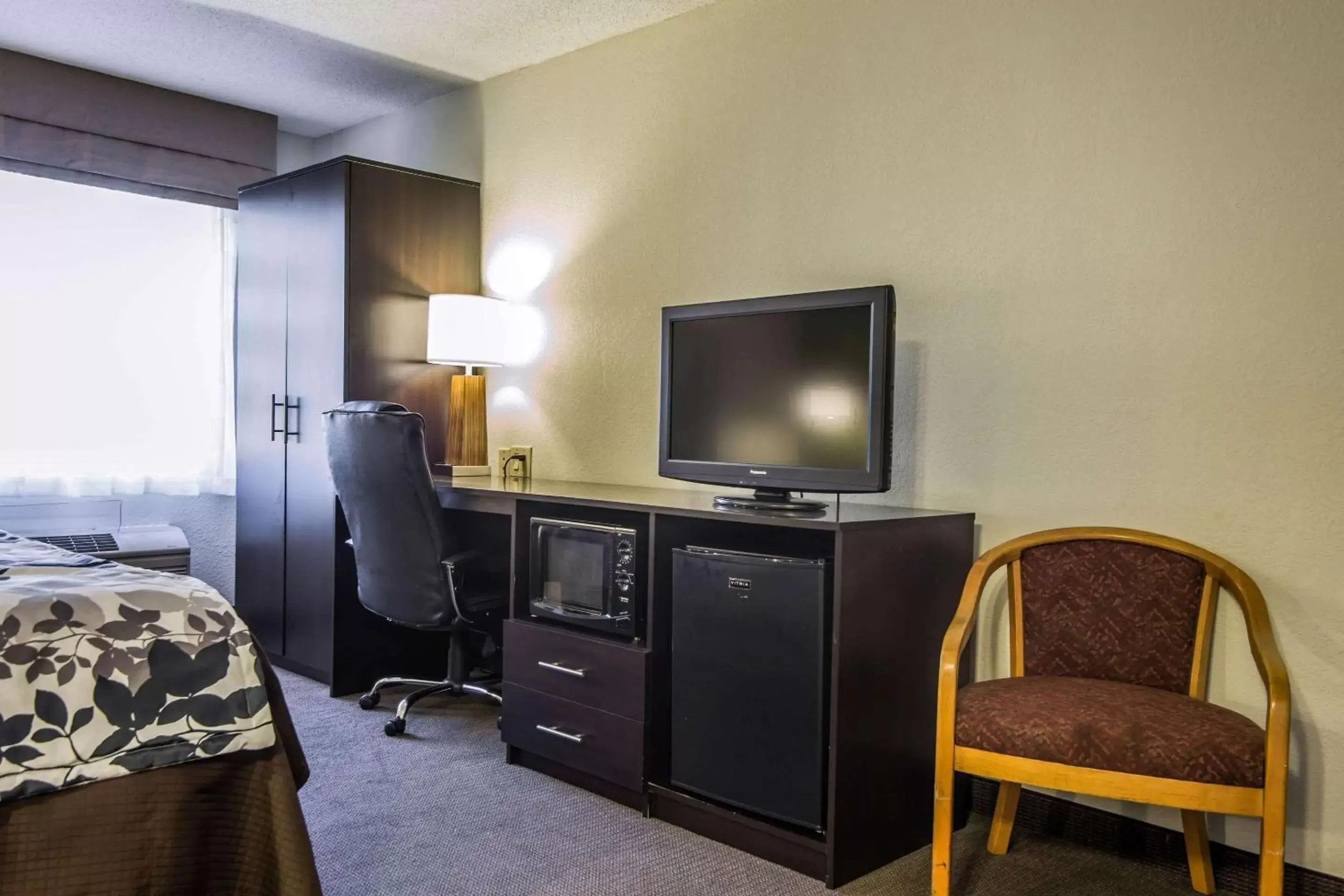 Photo of the whole room, TV/Entertainment Center in Sleep Inn Airport West Columbia