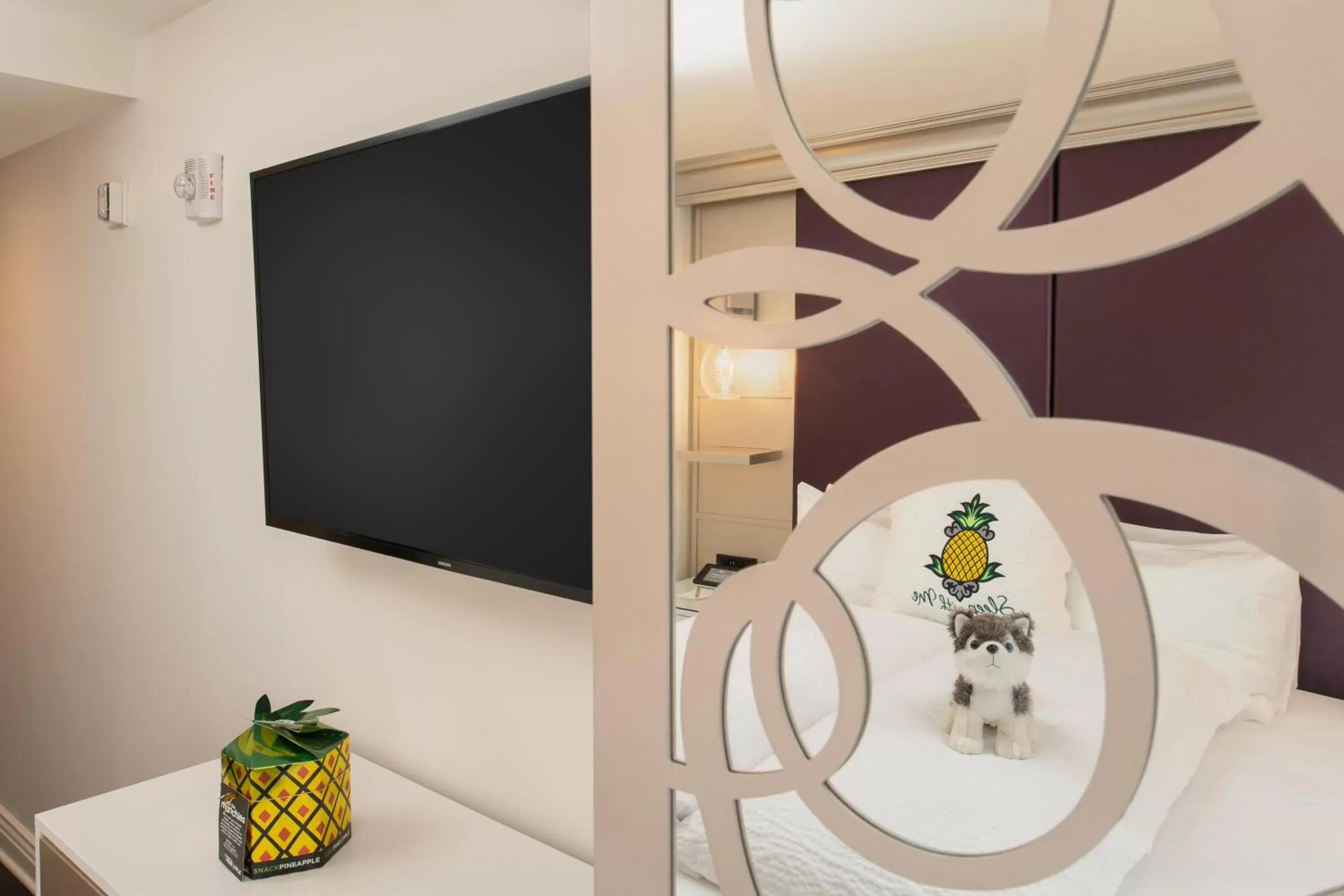 TV and multimedia, TV/Entertainment Center in Staypineapple, An Artful Hotel, Midtown New York