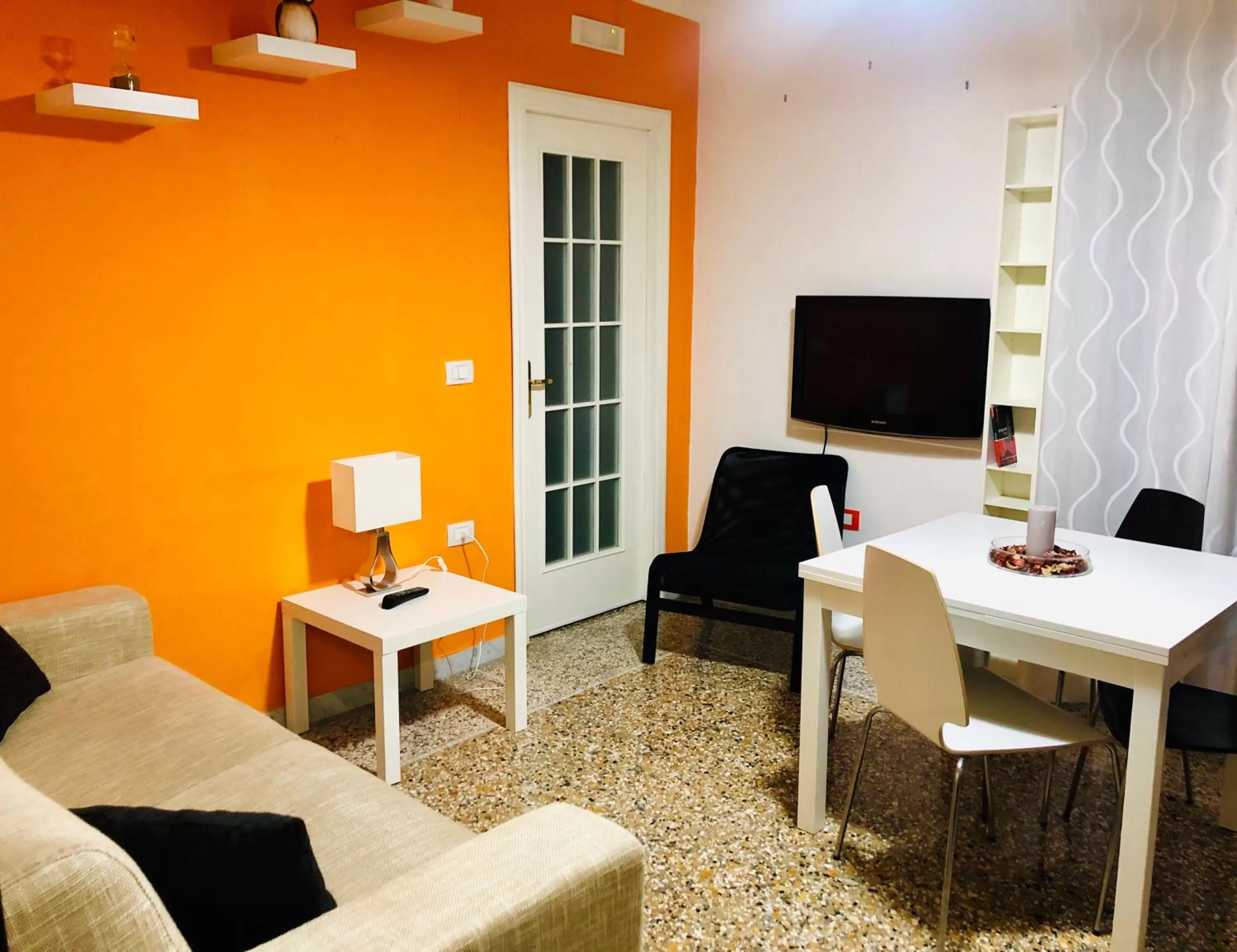 TV and multimedia in Relais Piazza Del Plebiscito B&B