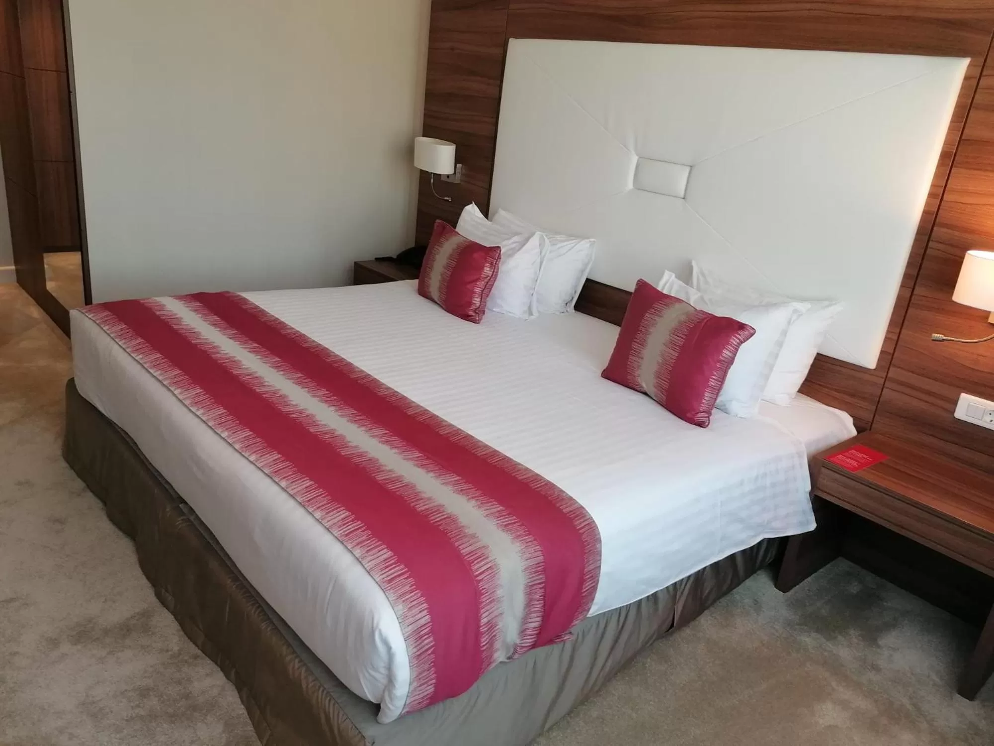 Bed in Ramada Plaza Craiova