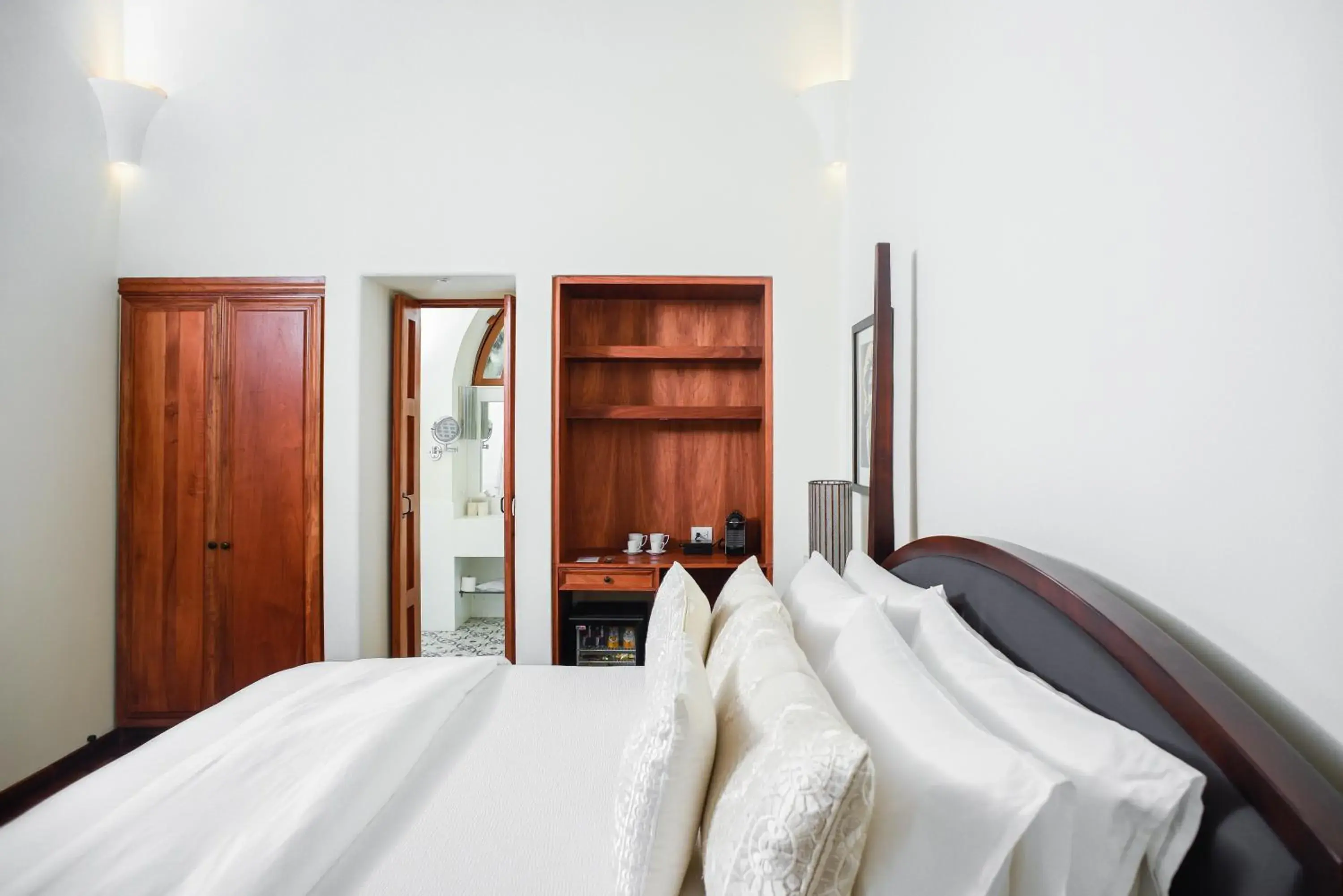 wardrobe, Bed in HOTEL CASA BLANCA 7