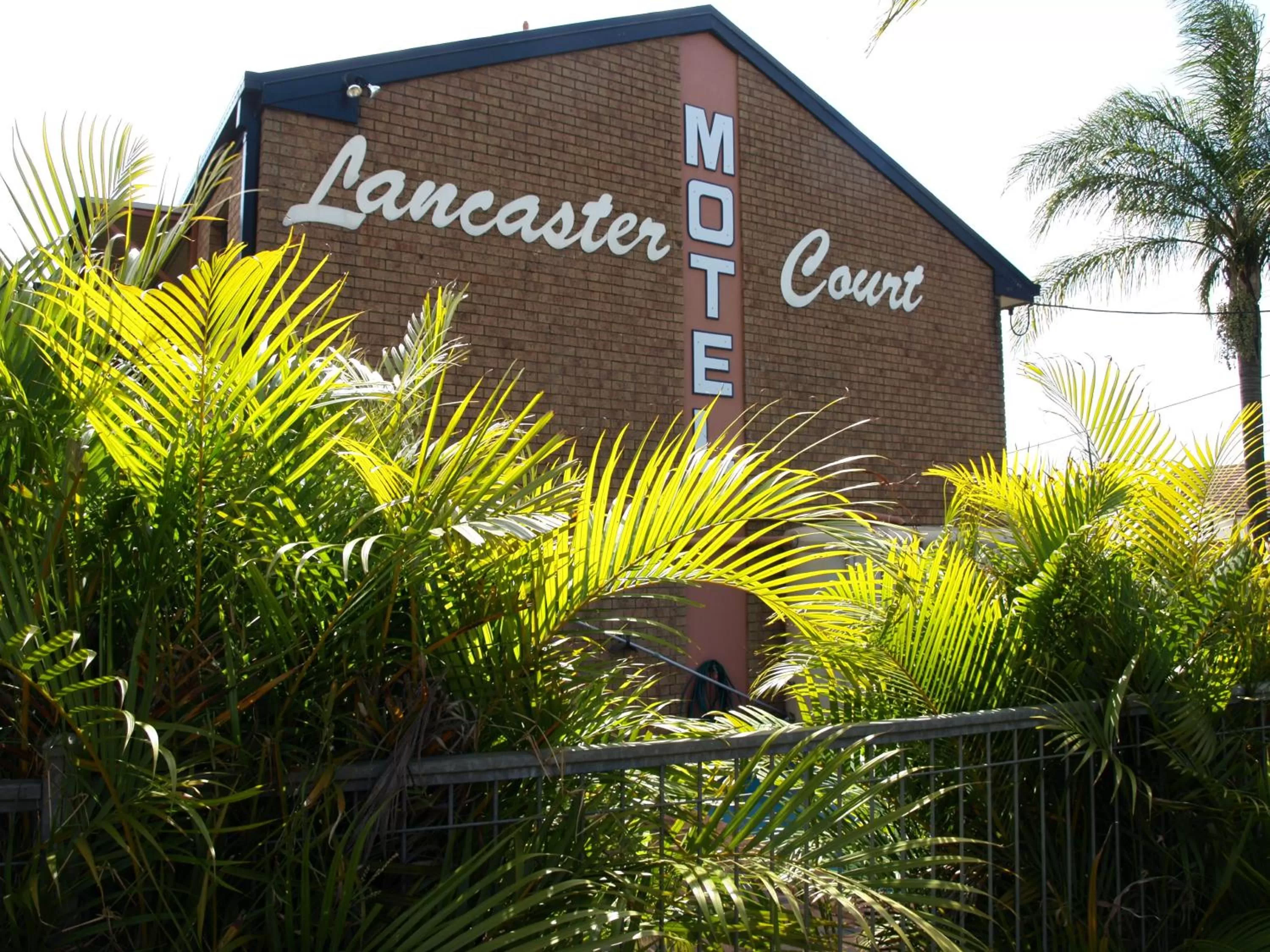 Facade/entrance in Lancaster Court Motel