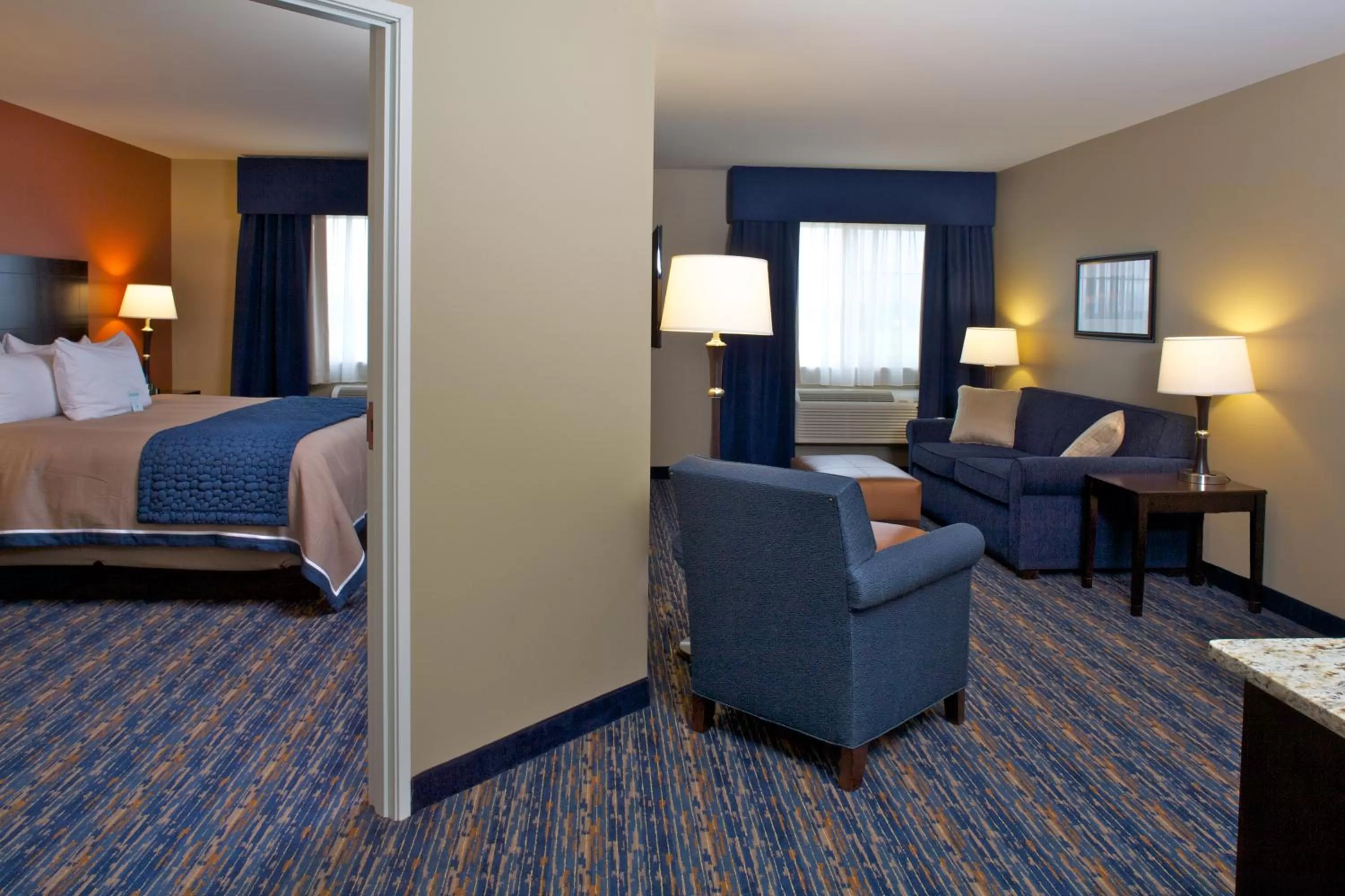 Living room, Bed in Grandstay Hotel & Suites Mount Horeb - Madison