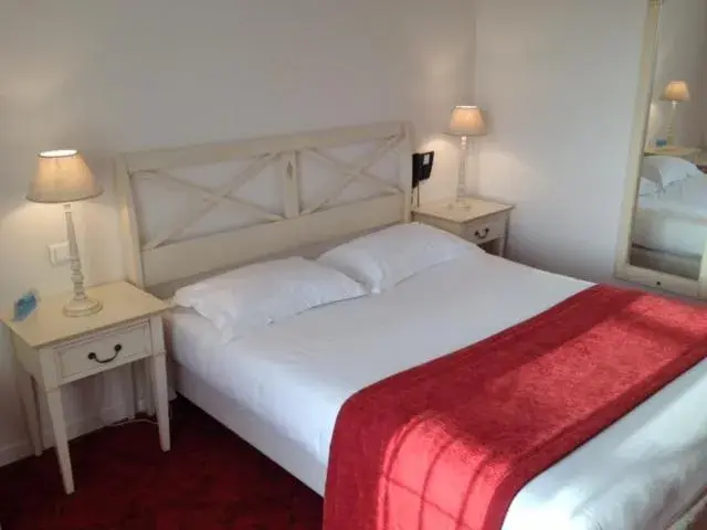 Photo of the whole room, Bed in Brit Hotel Du Perche