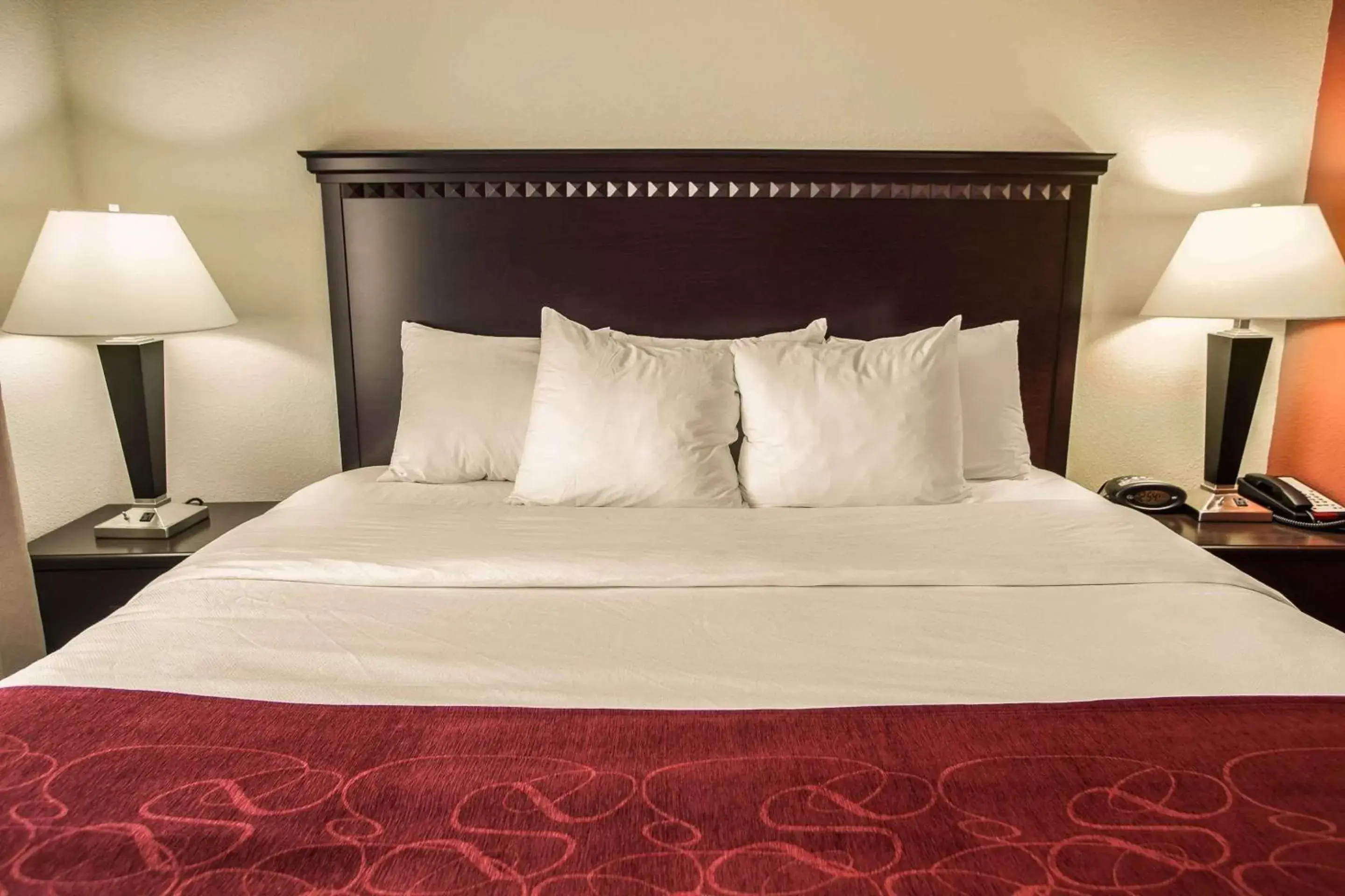 Bedroom, Bed in Comfort Suites Bloomington I-55 and I-74 Bedroom, Bed in Comfort Suites Bloomington I-55 and I-74