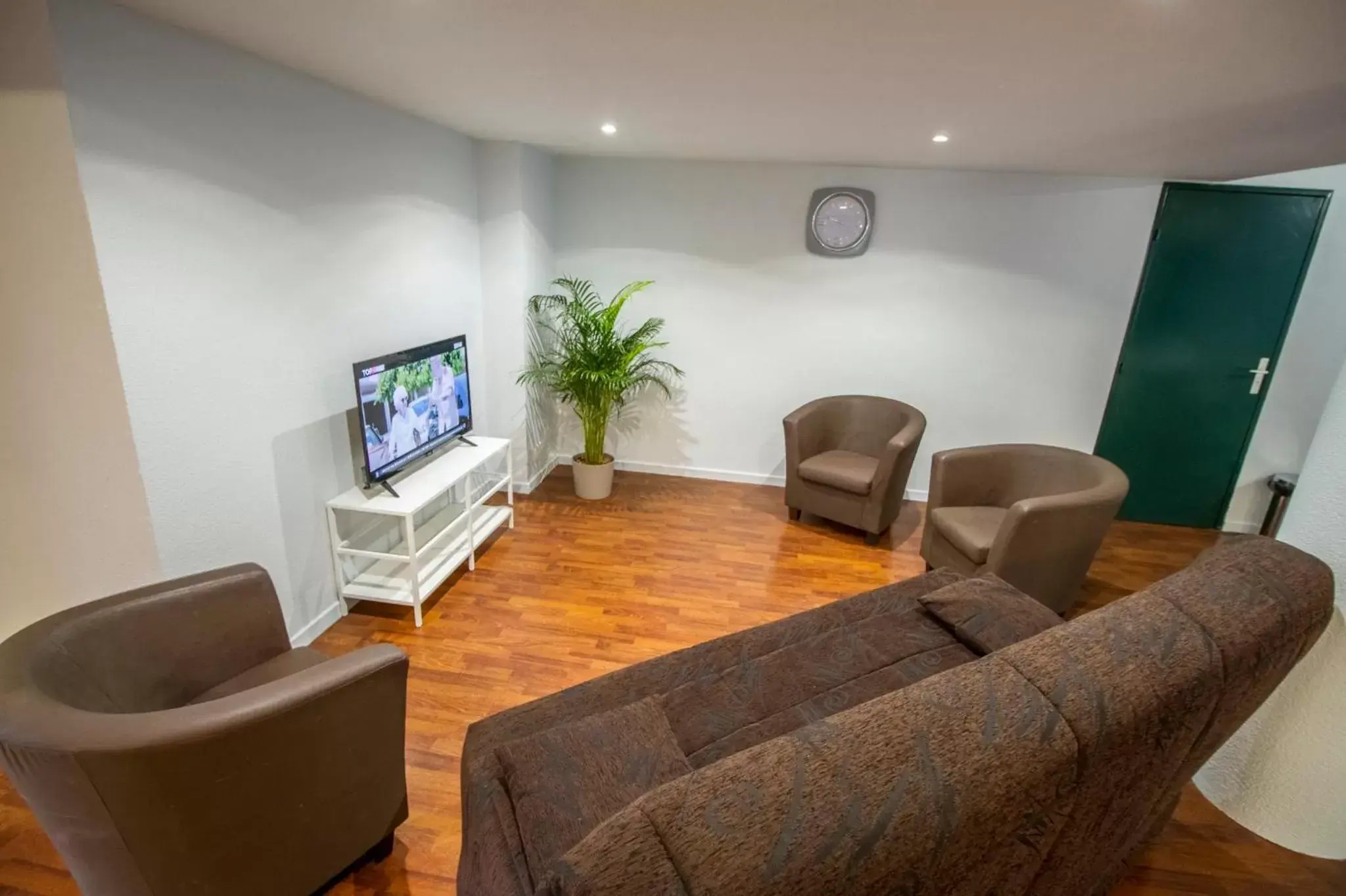 Communal lounge/ TV room, Seating Area in KOSY Appart'hôtel Le Champ De Mars Reims