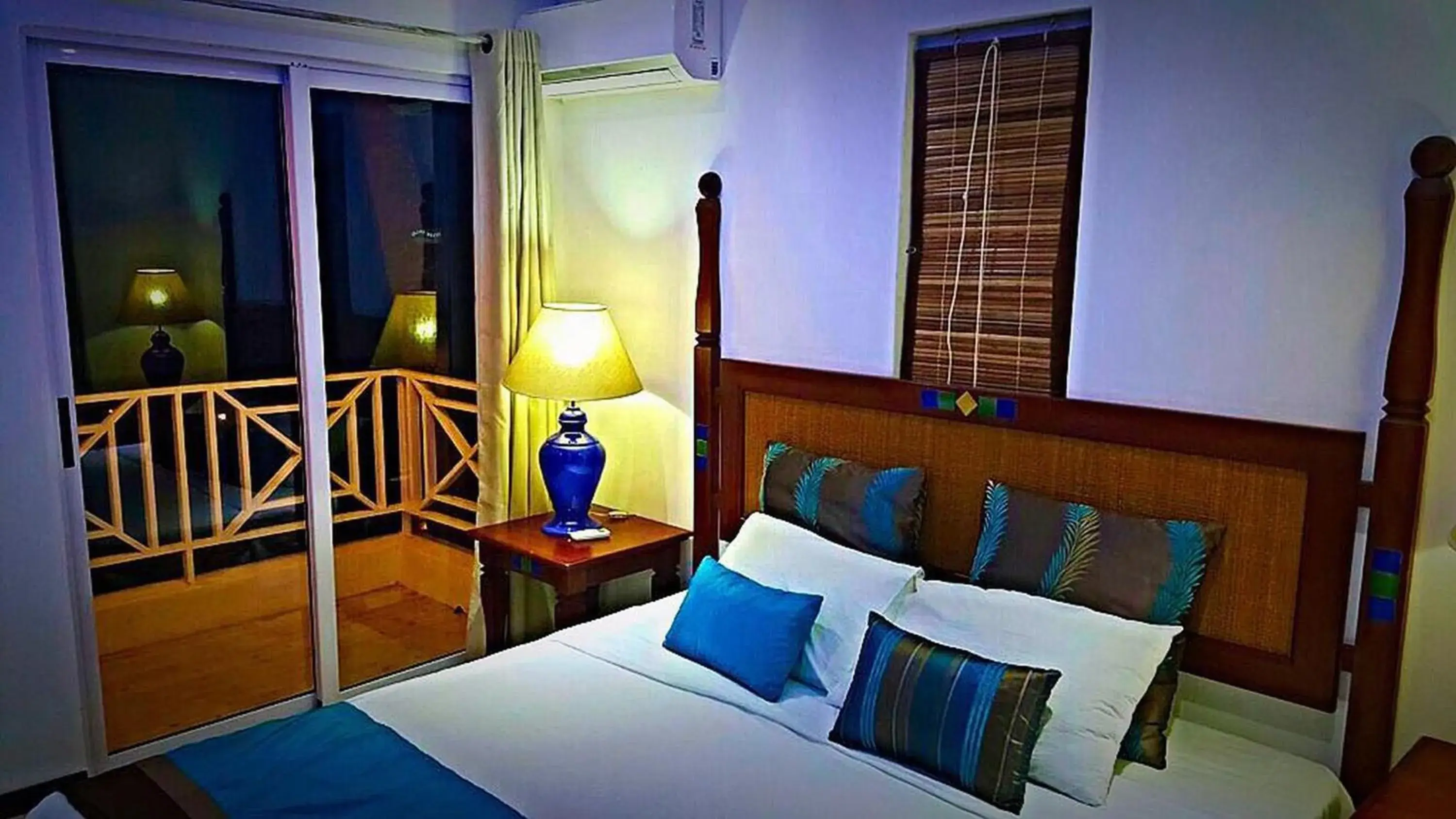 Balcony/Terrace, Bed in Ocean Villas Apart Hotel