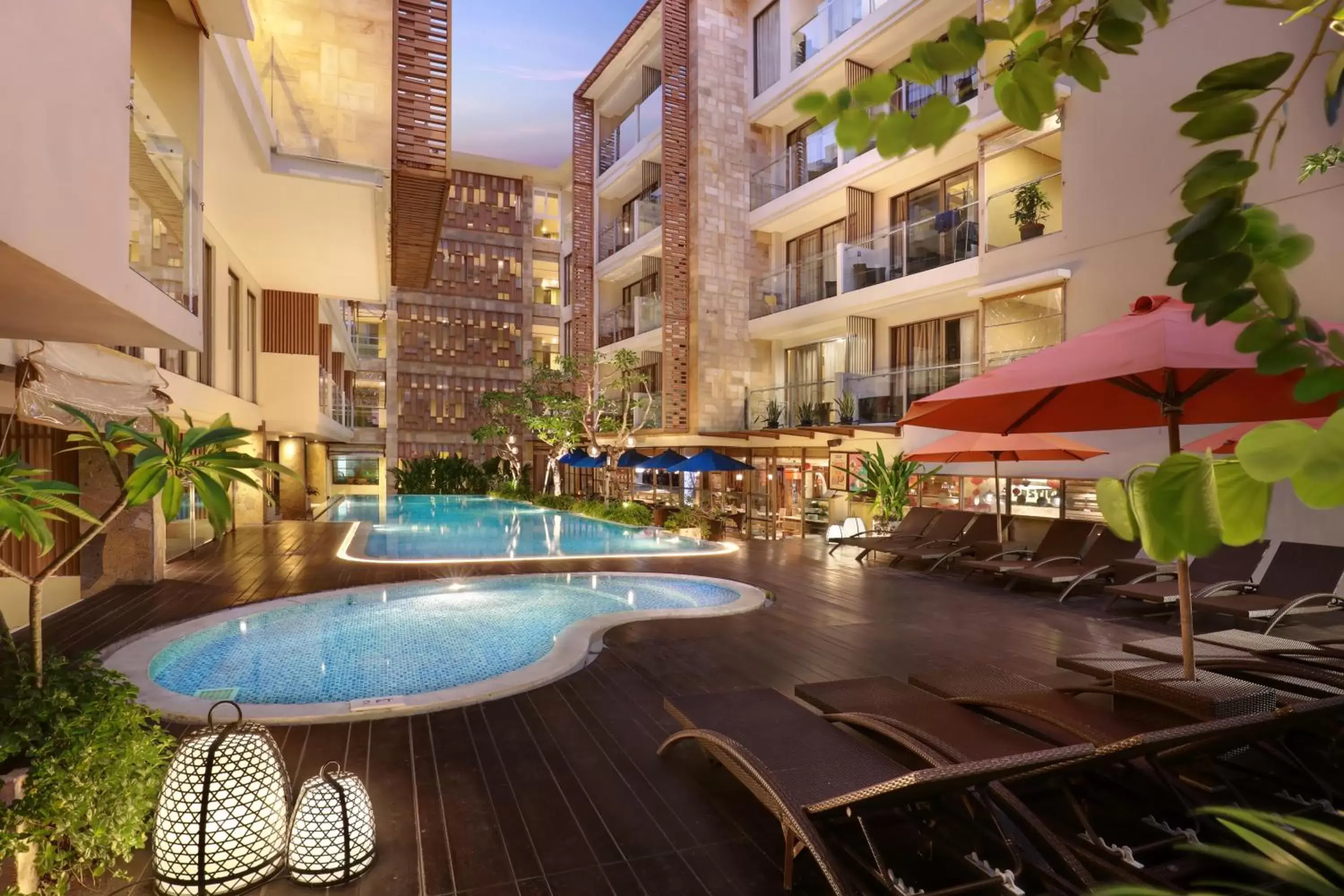 Swimming pool in Harper Kuta Hotel by ASTON Swimming pool in Harper Kuta Hotel by ASTON