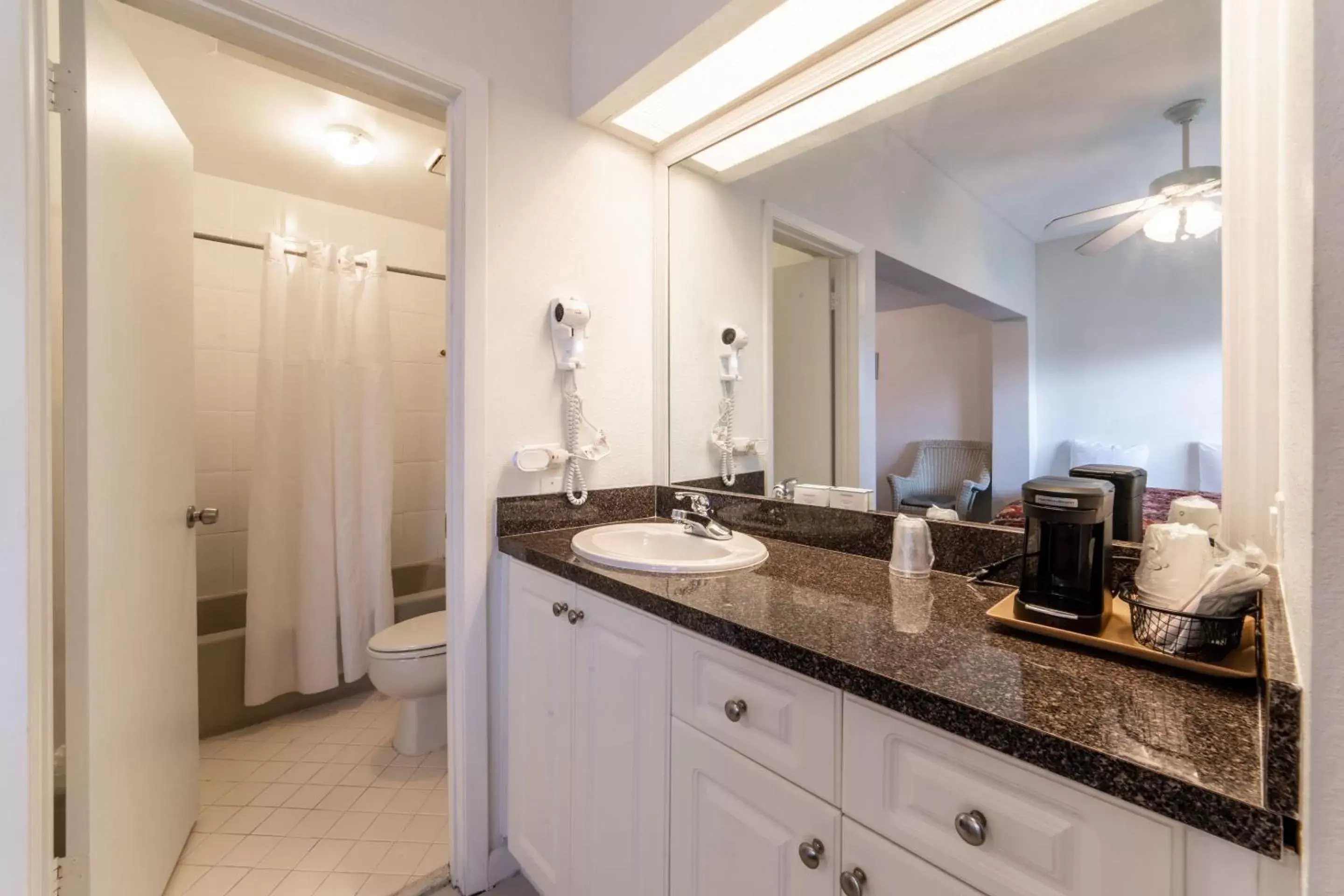 Bathroom, Kitchen/Kitchenette in Captain's Table Hotel by Everglades Adventures