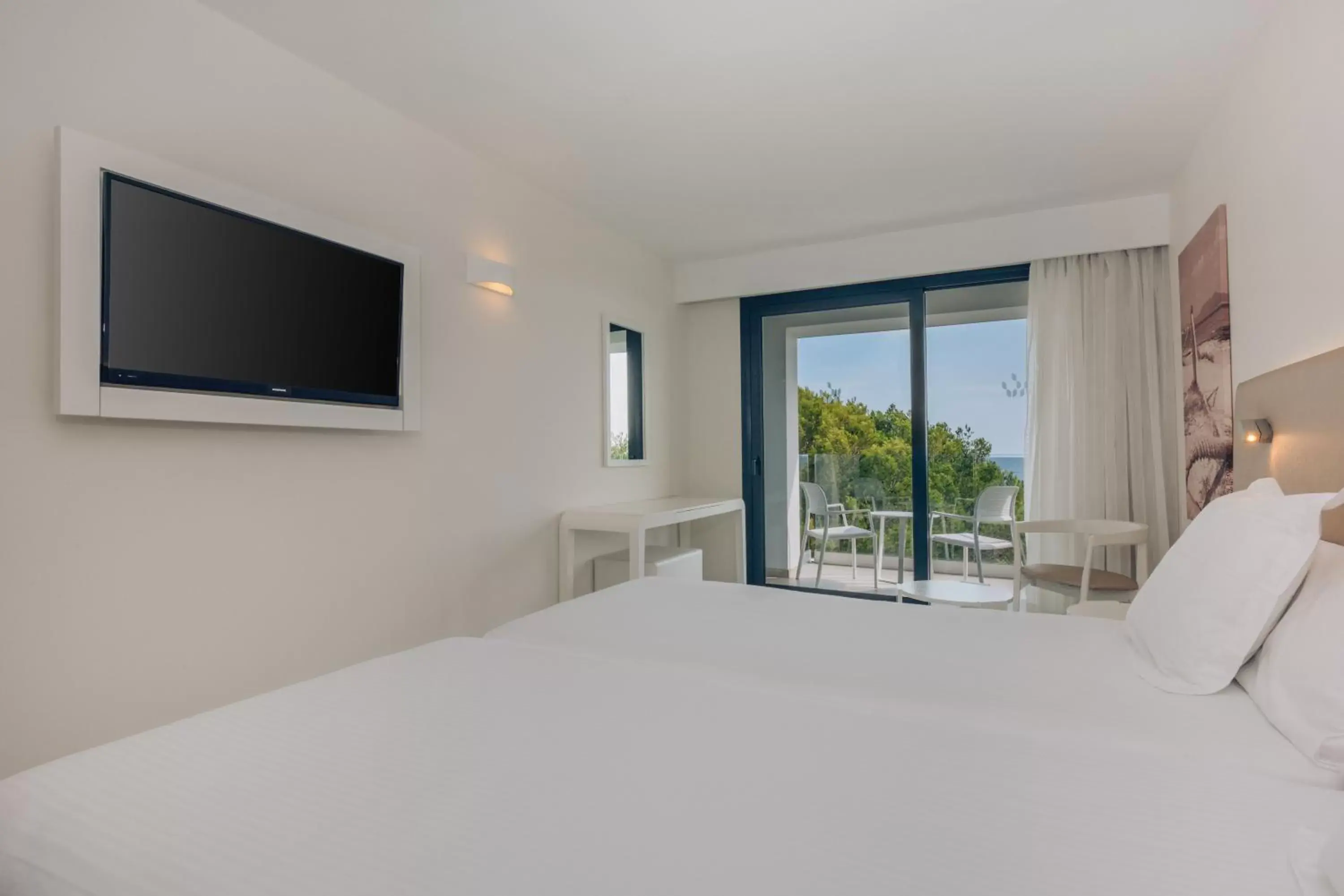 View (from property/room), Bed in Iberostar Cala Millor - Adults Only