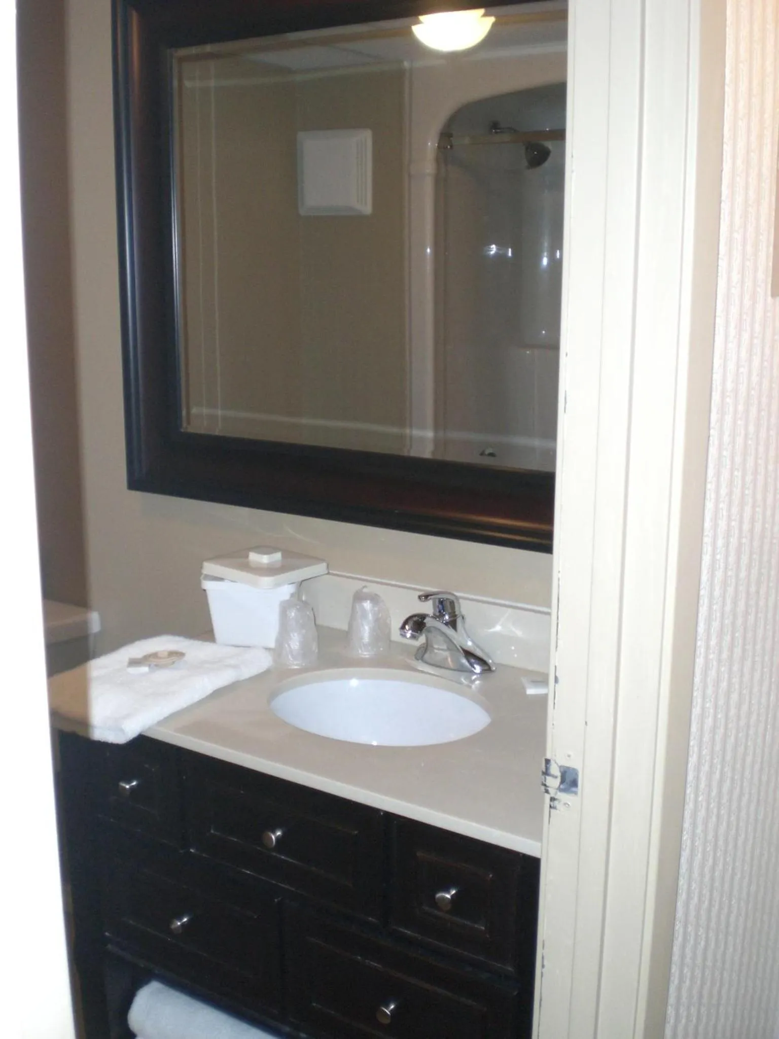 Bathroom in Howard Johnson by Wyndham Niagara Falls