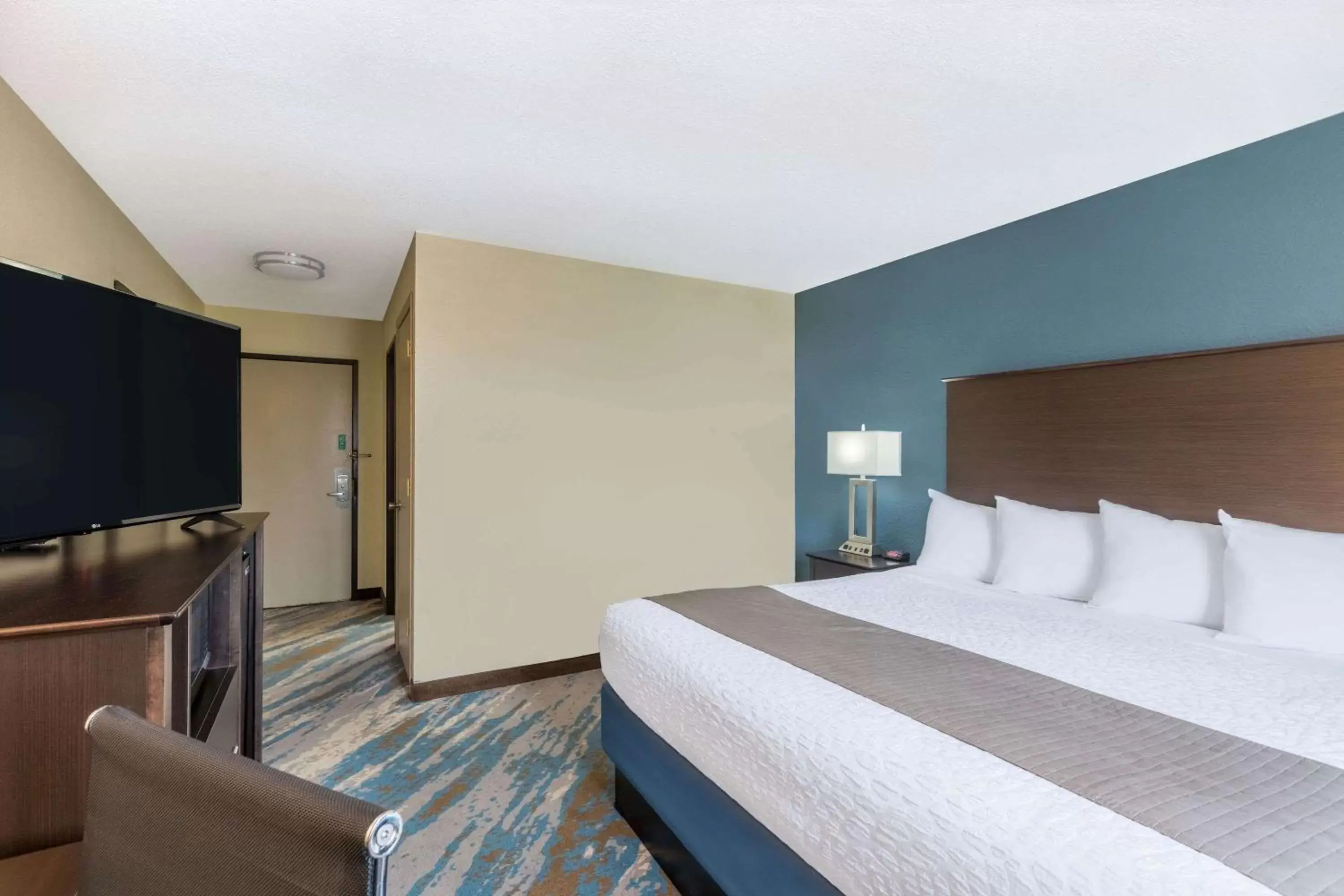 Photo of the whole room, Bed in AmericInn by Wyndham Prairie du Chien