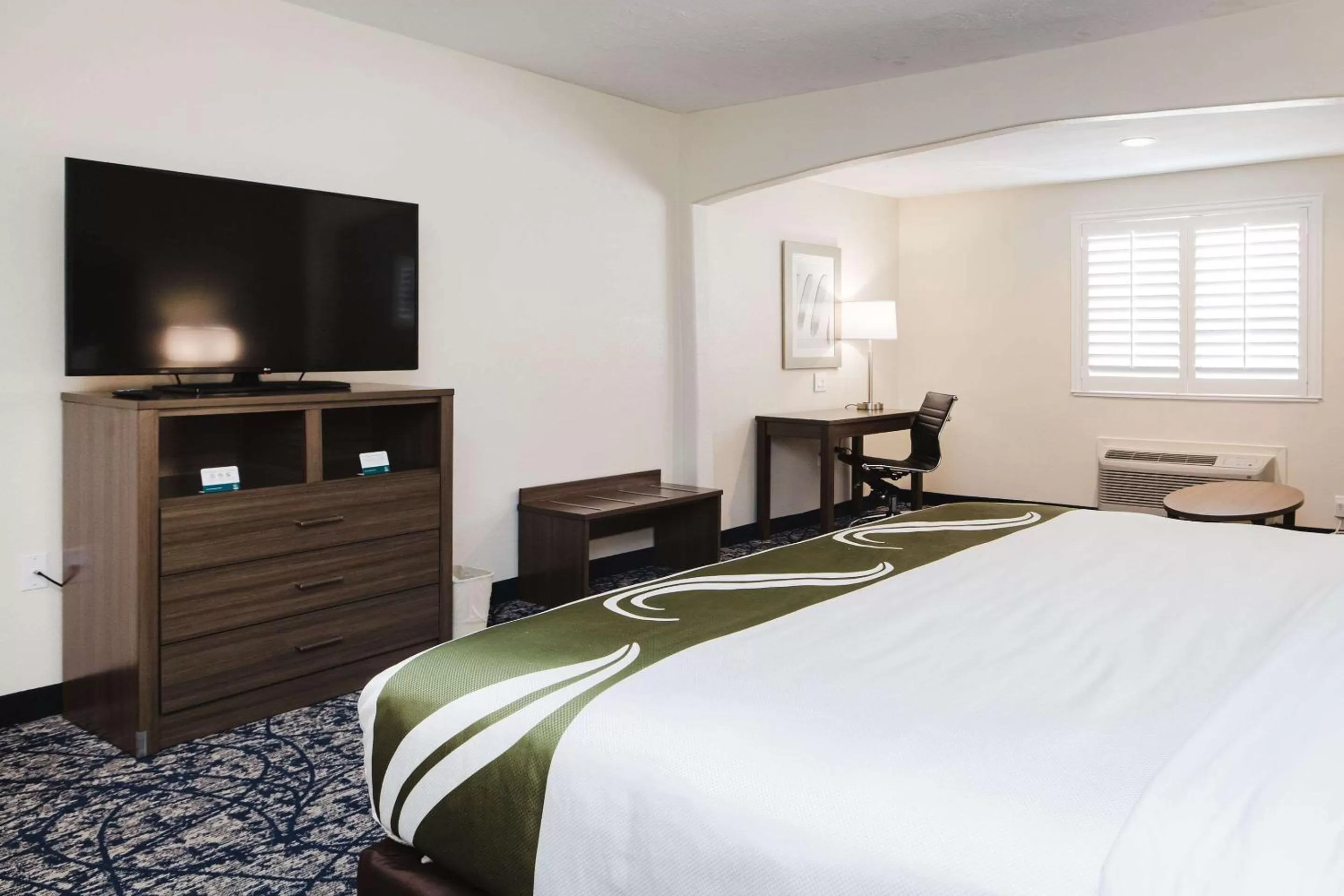 Bedroom in Quality Suites Houston Hobby Airport