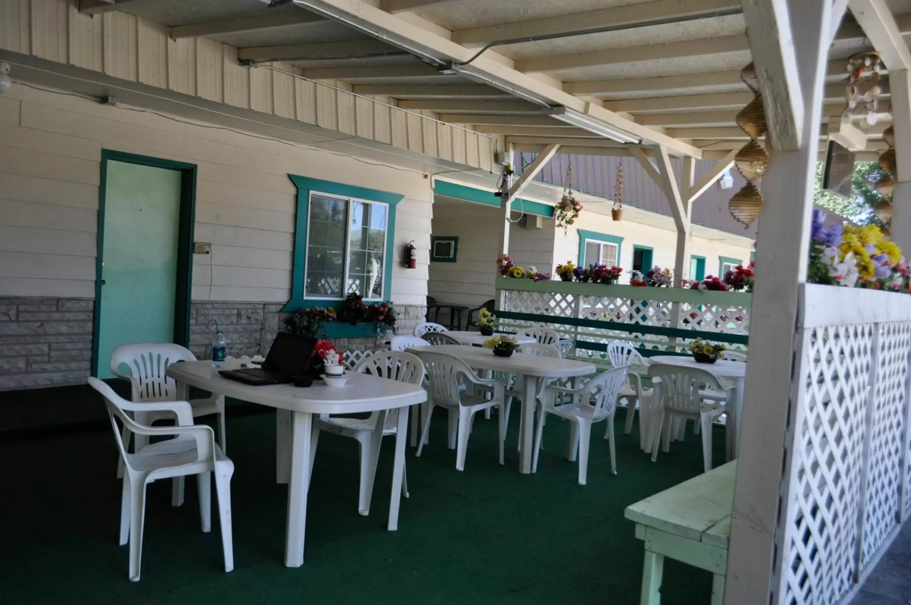 Patio, Restaurant/Places to Eat in Western Motel