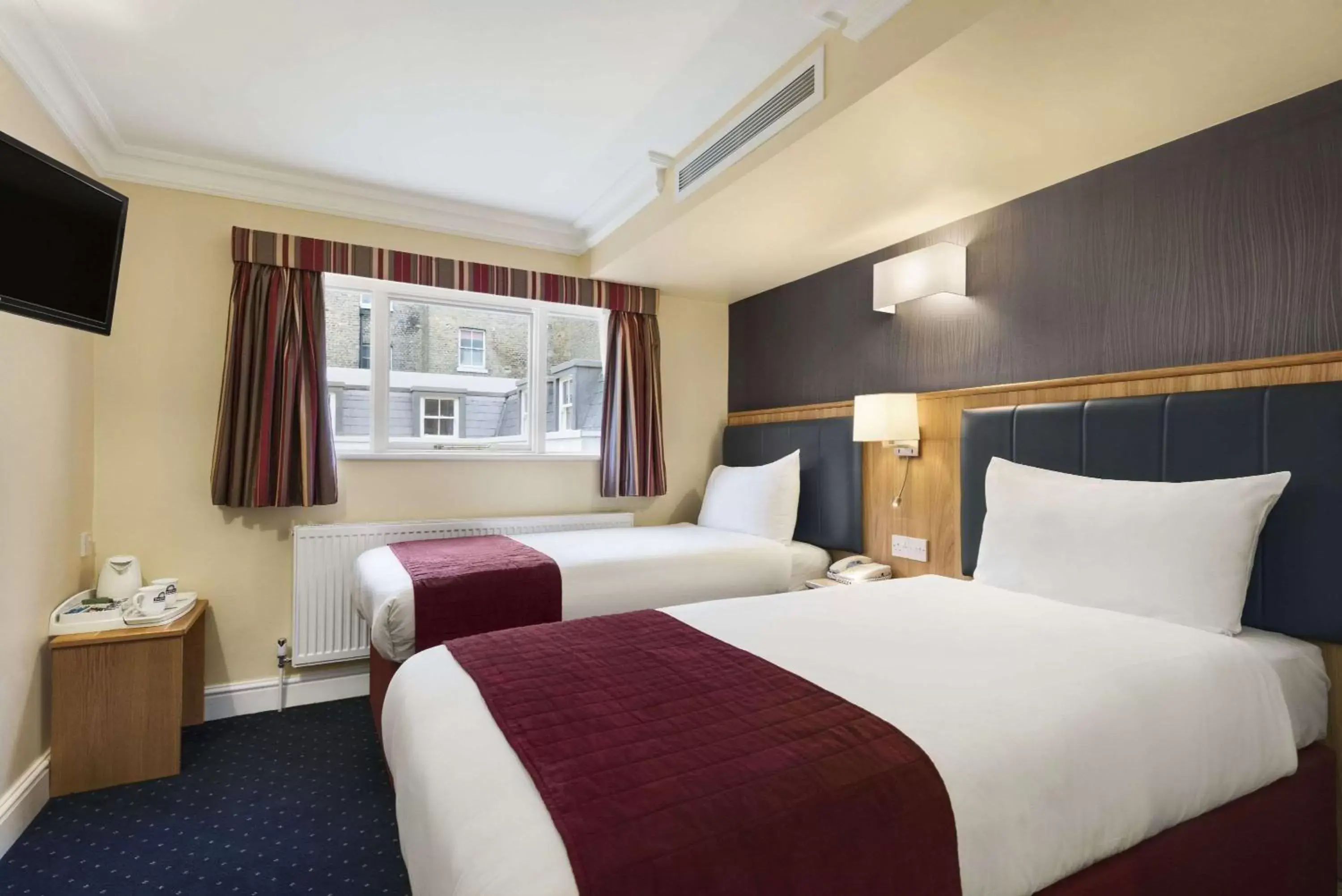 Photo of the whole room, Bed in Days Inn Hyde Park
