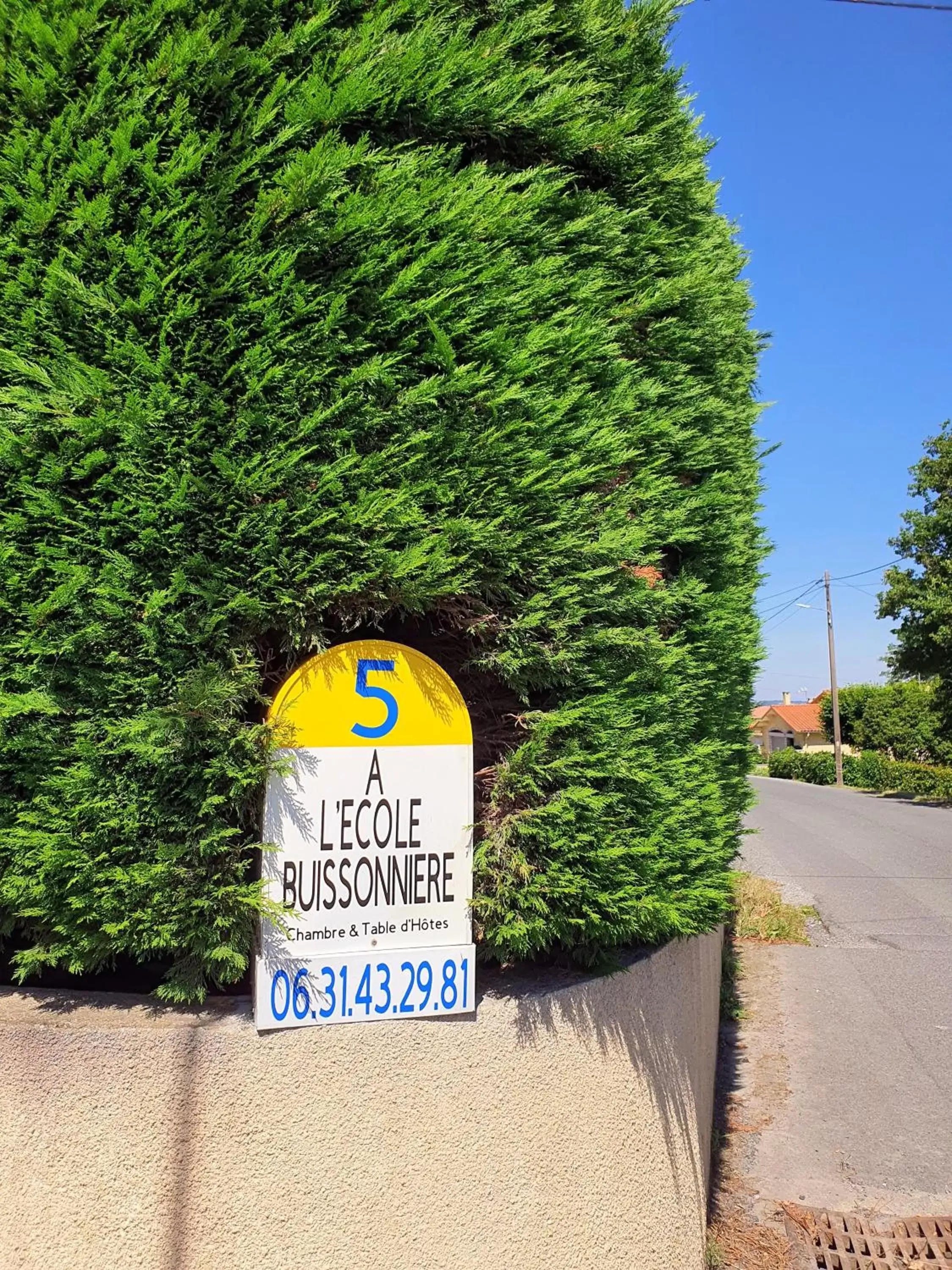 Property building, Property Logo/Sign in A l'Ecole Buissonnière