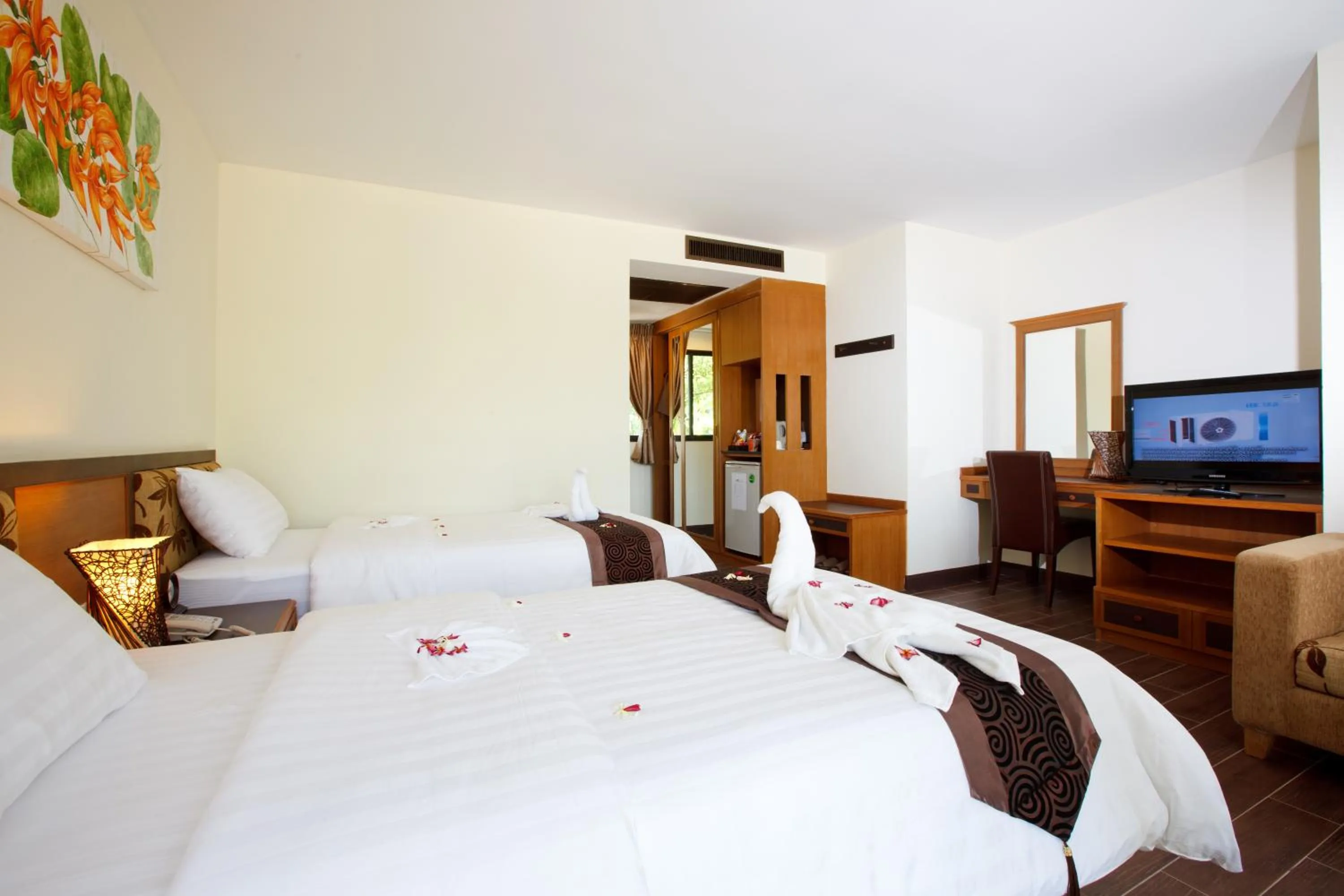 Photo of the whole room, Bed in Chawalun Resort