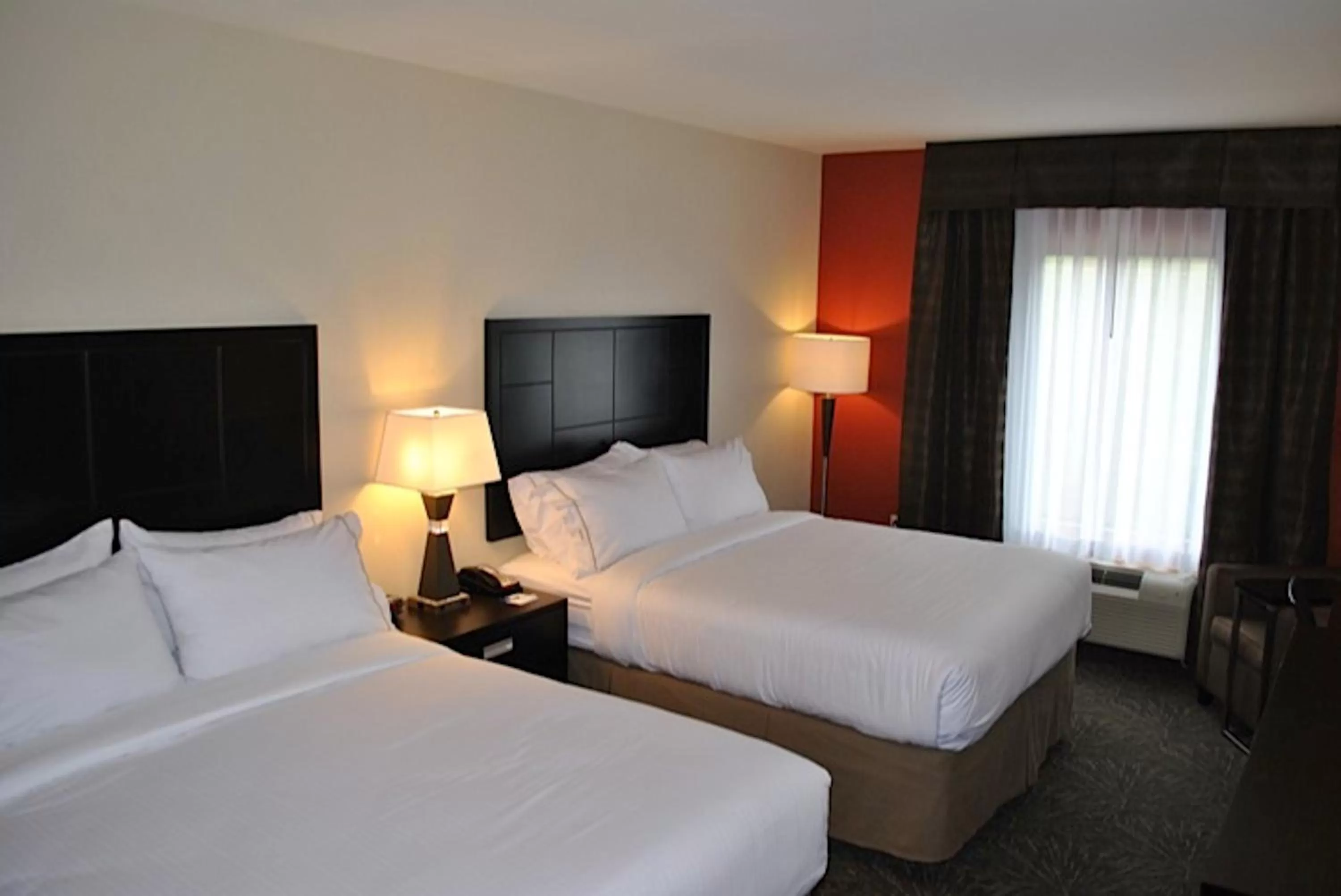 Photo of the whole room, Bed in Holiday Inn Express Salem by IHG