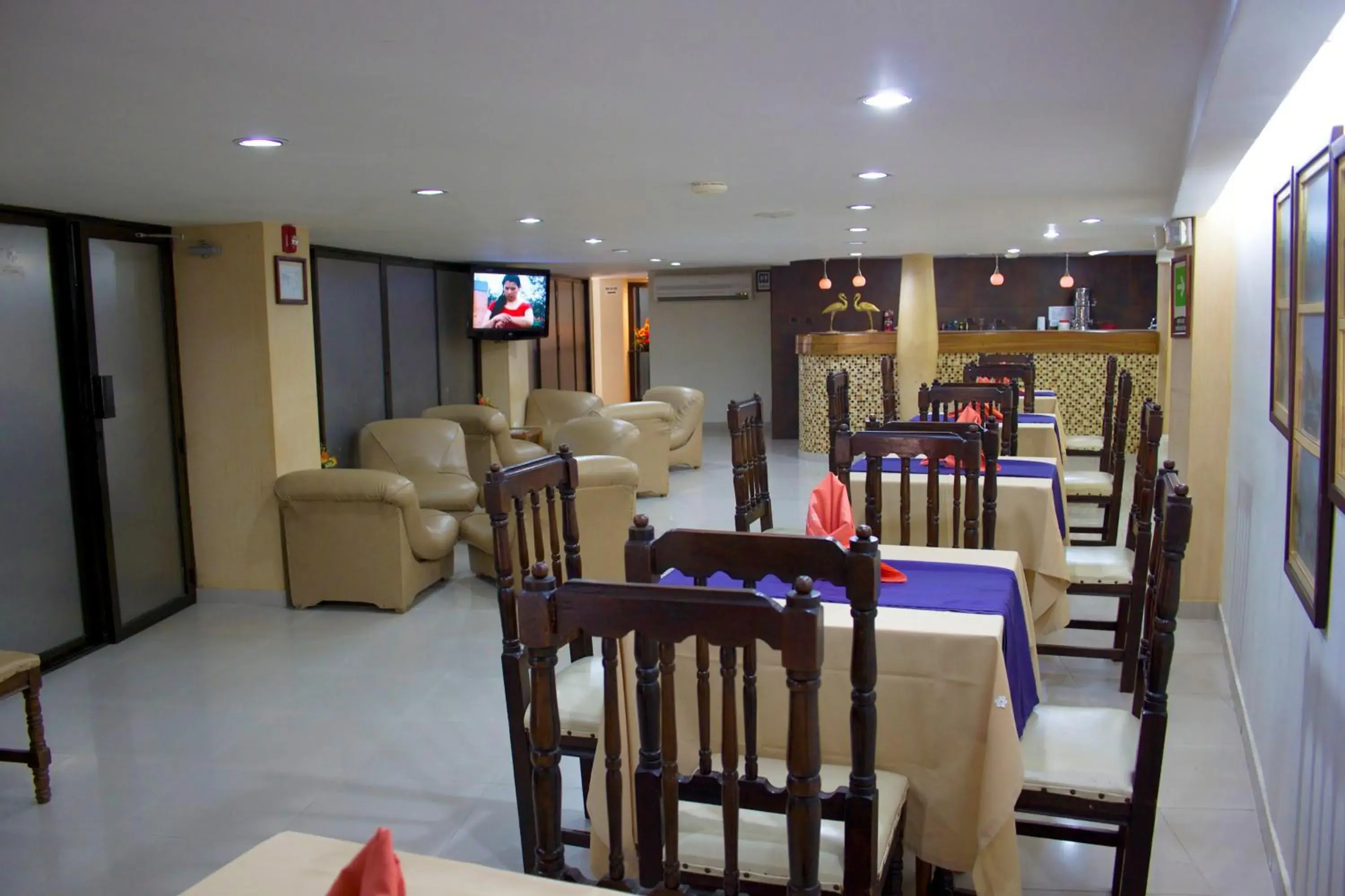 Area and facilities, Restaurant/Places to Eat in Hotel San Carlos