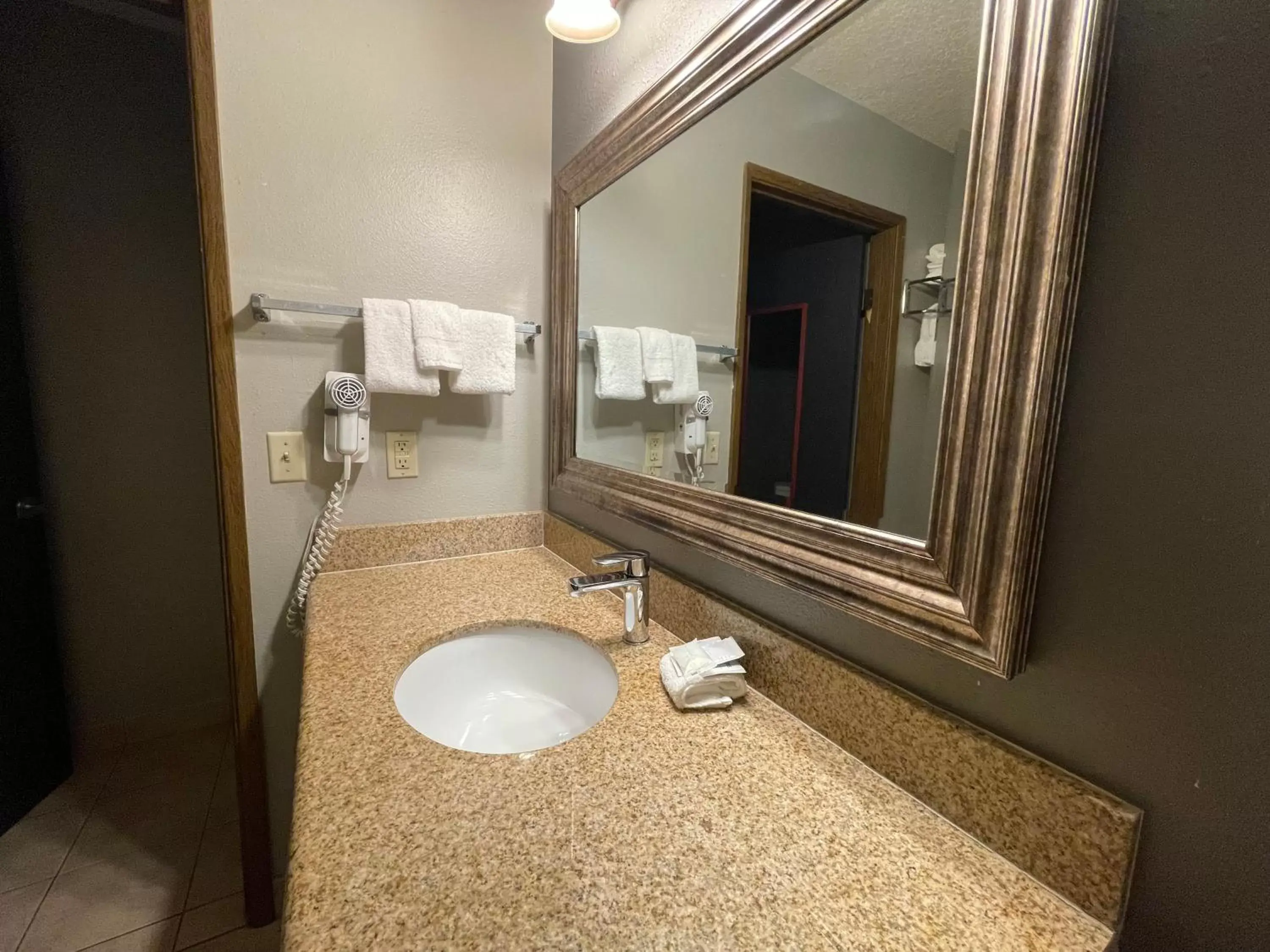 Bathroom in Sunnyside Inn and Suites