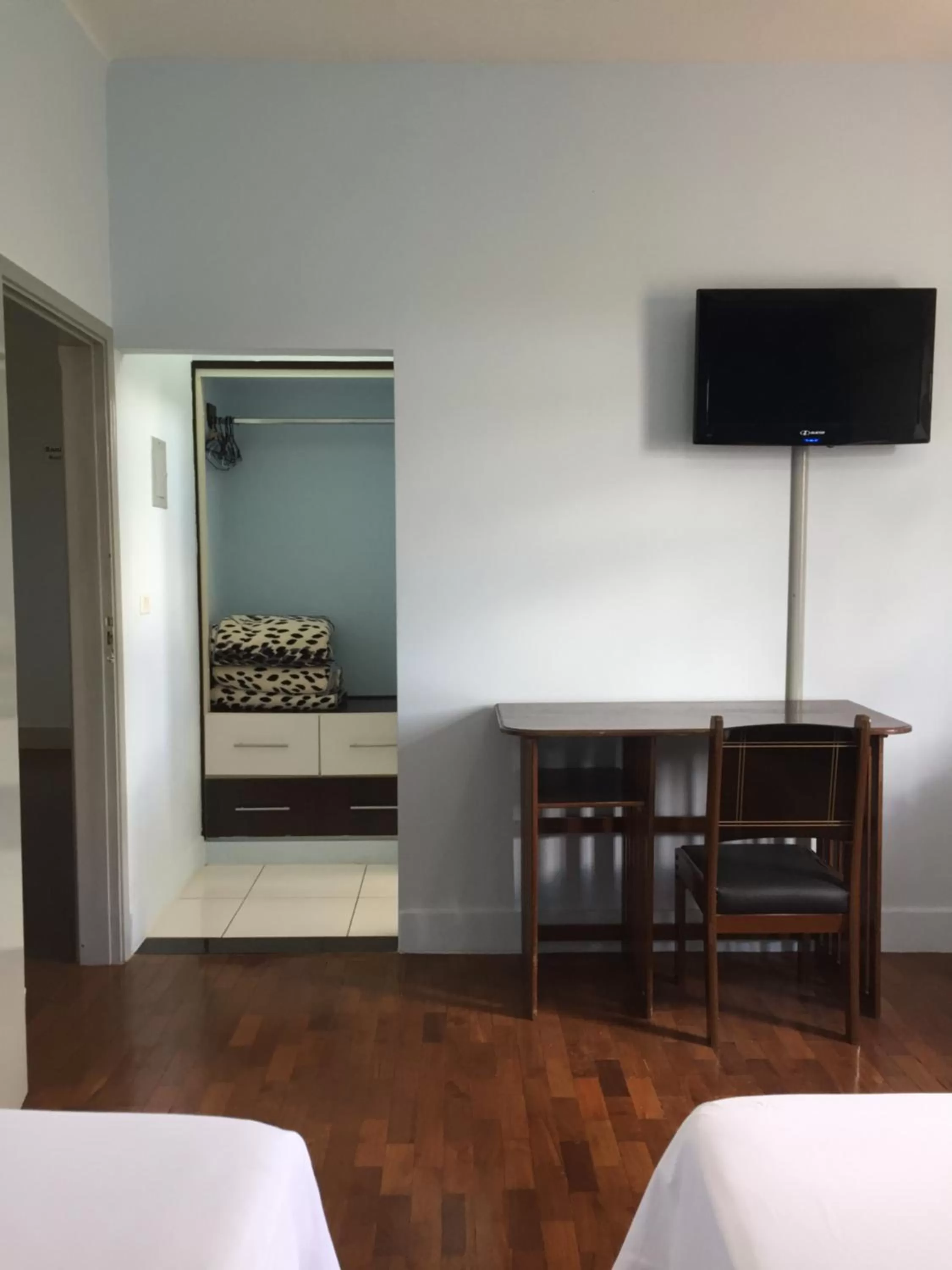 TV/Entertainment Center in Ita Park Hotel