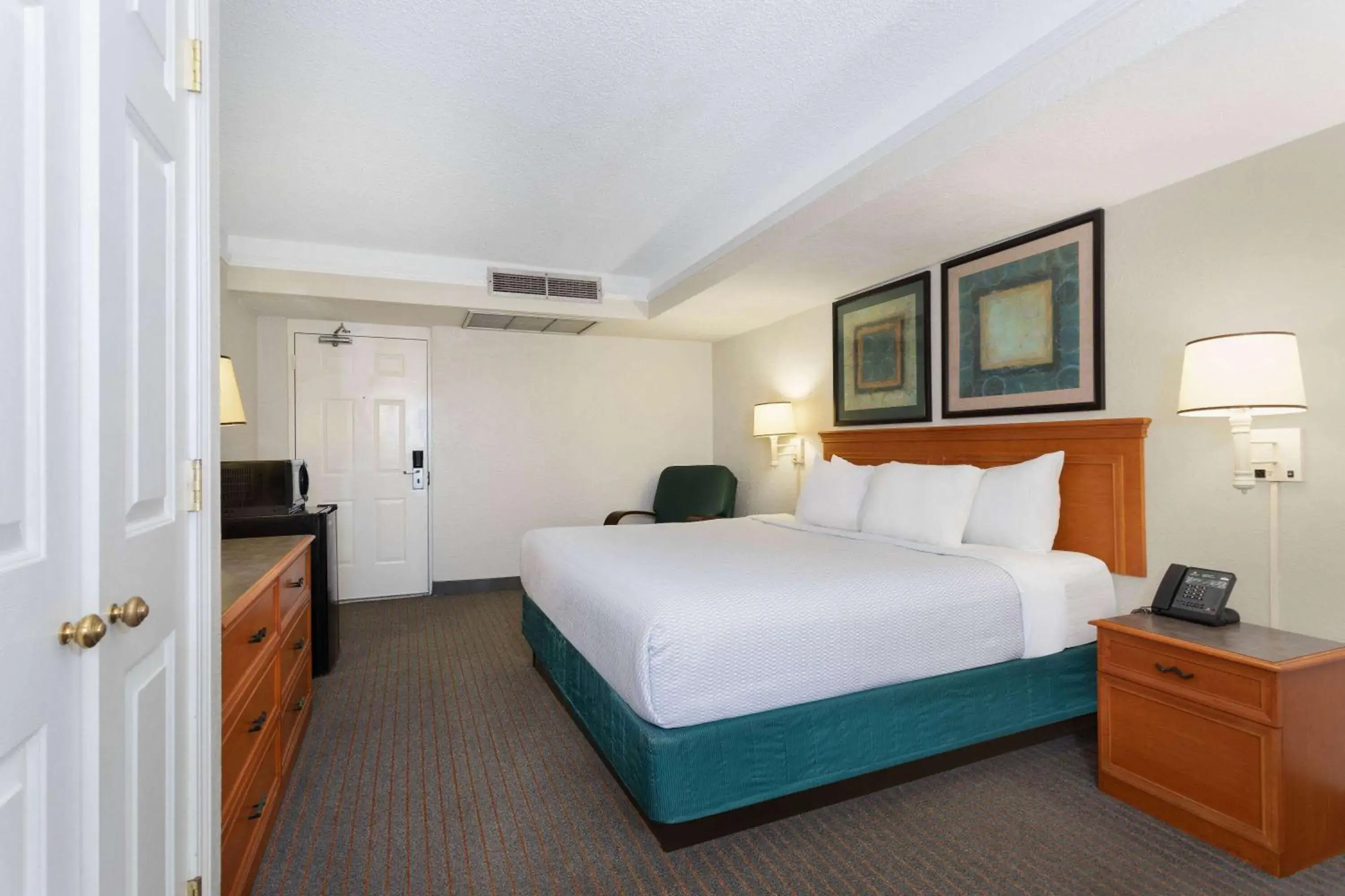 Photo of the whole room, Bed in La Quinta Inn by Wyndham Pensacola
