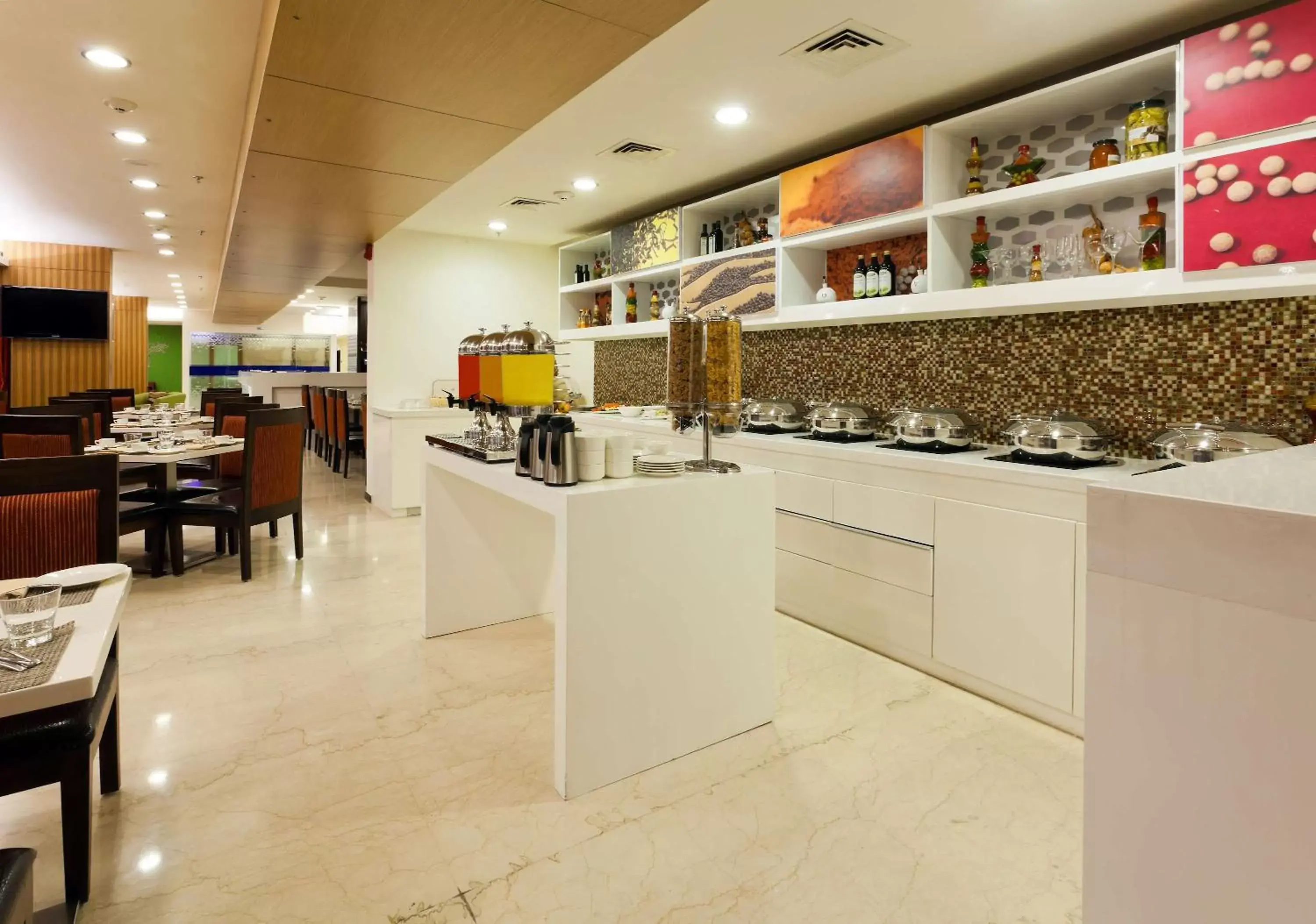 Dining area, Restaurant/Places to Eat in Hampton by Hilton Vadodara-Alkapuri