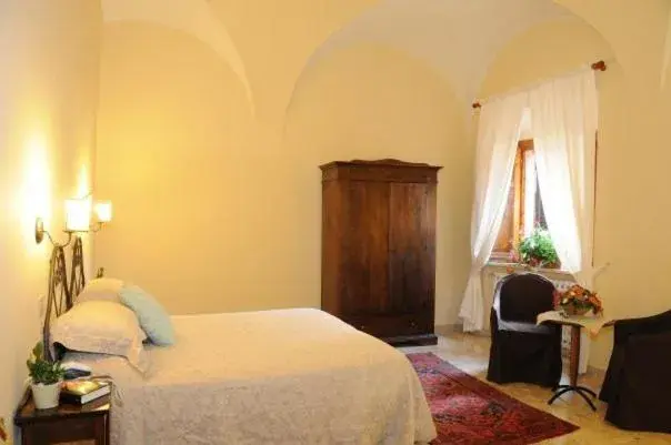 Photo of the whole room, Bed in Albergo Duomo