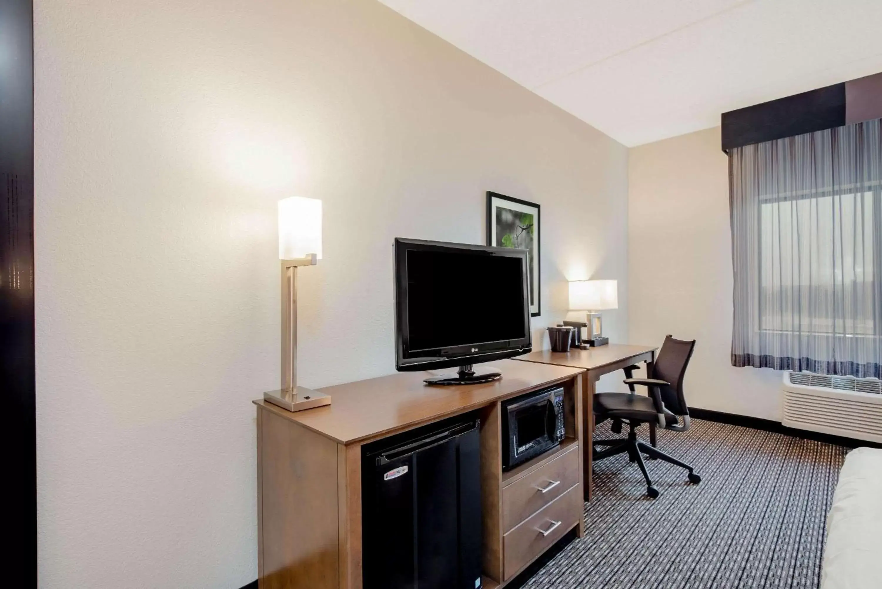 Photo of the whole room, TV/Entertainment Center in La Quinta by Wyndham Baltimore BWI Airport