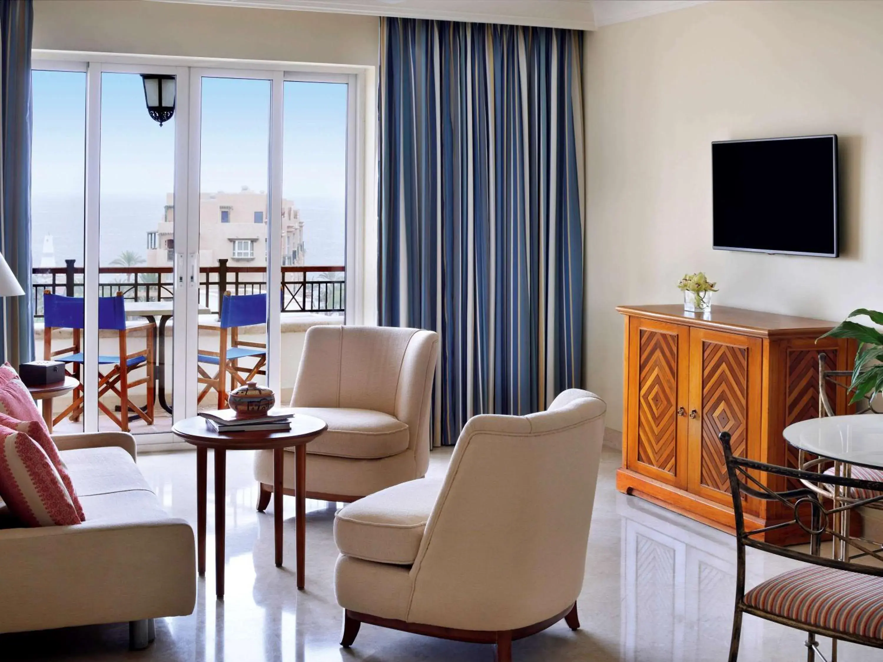 Photo of the whole room, Seating Area in Movenpick Resort & Residences Aqaba