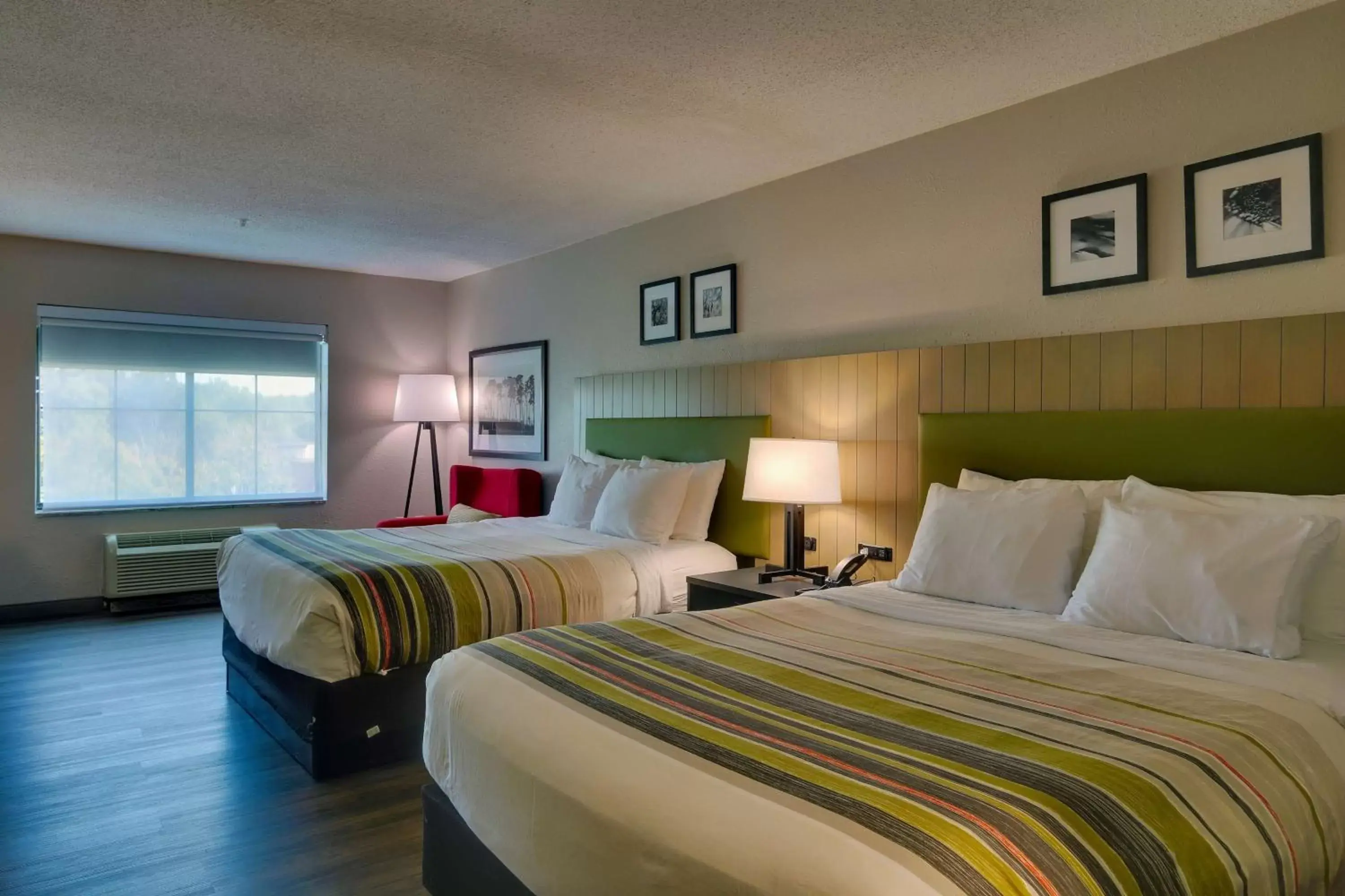 Bedroom, Bed in Country Inn & Suites by Radisson, Savannah Gateway, GA