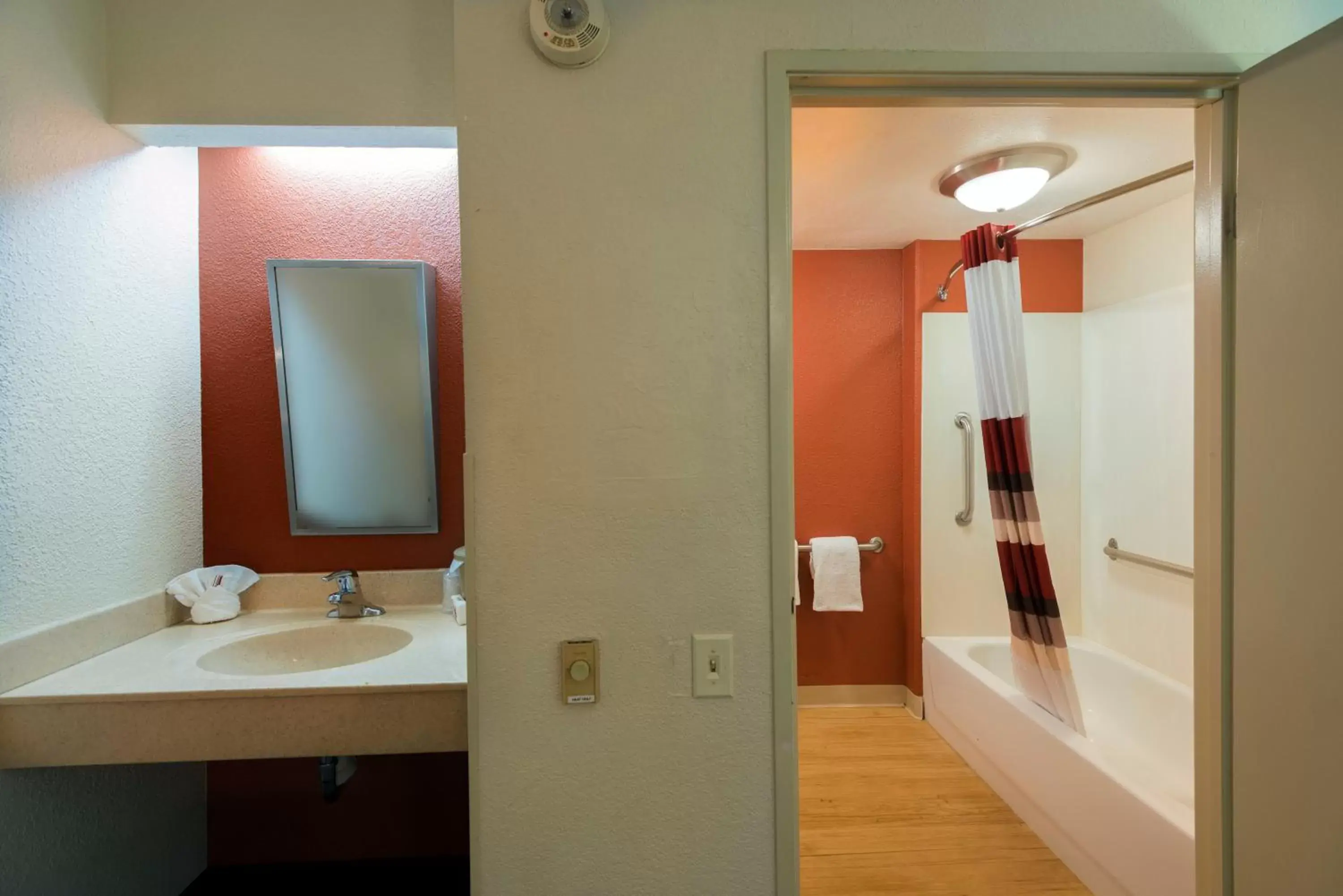 Bathroom in Red Roof Inn Chicago - Joliet