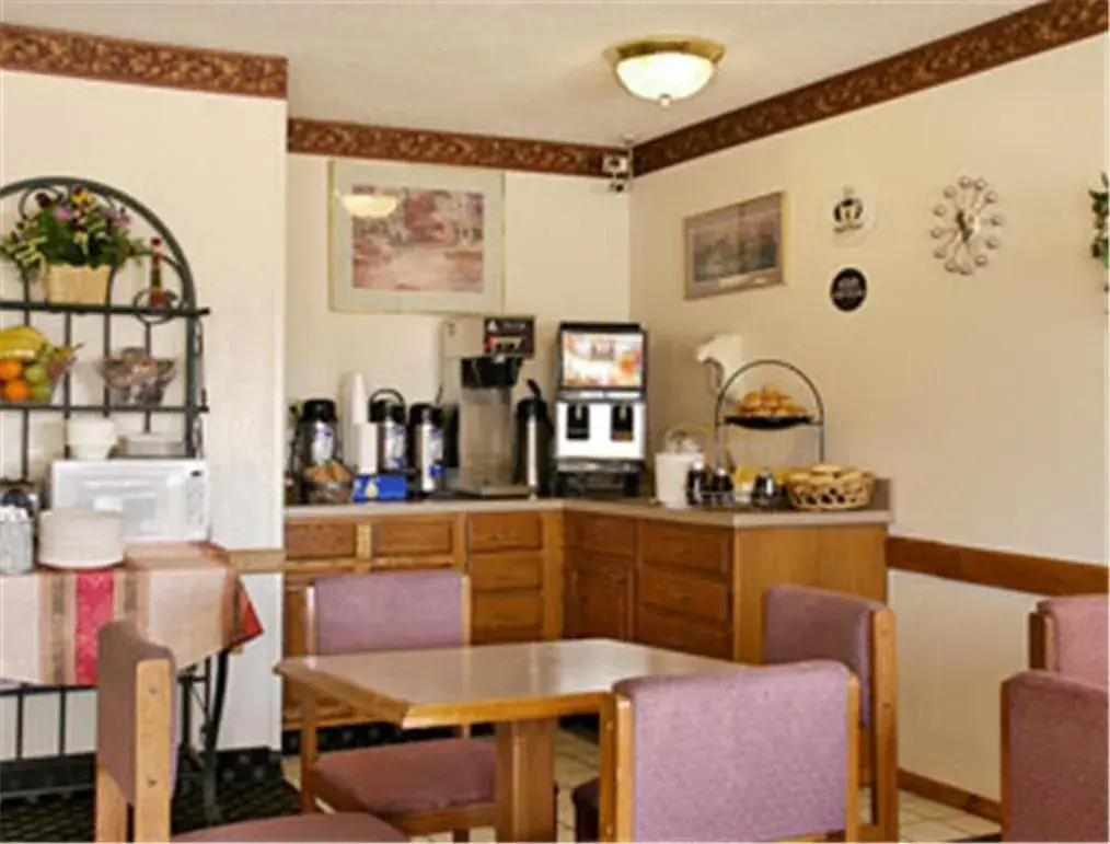 Continental breakfast, Restaurant/Places to Eat in Super 8 by Wyndham Evansville East