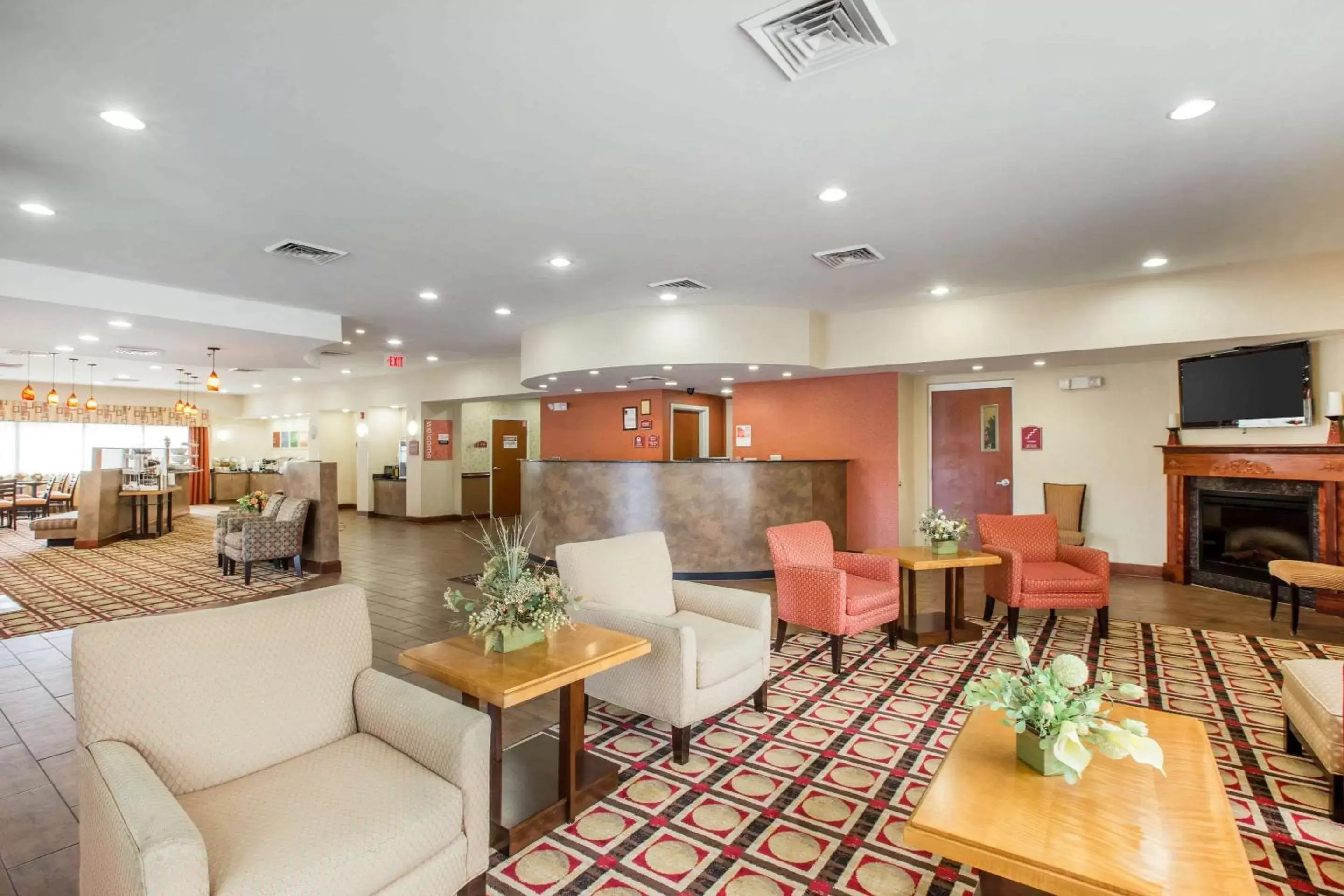 Lobby or reception, Lounge/Bar in Comfort Suites Golden Isles Gateway