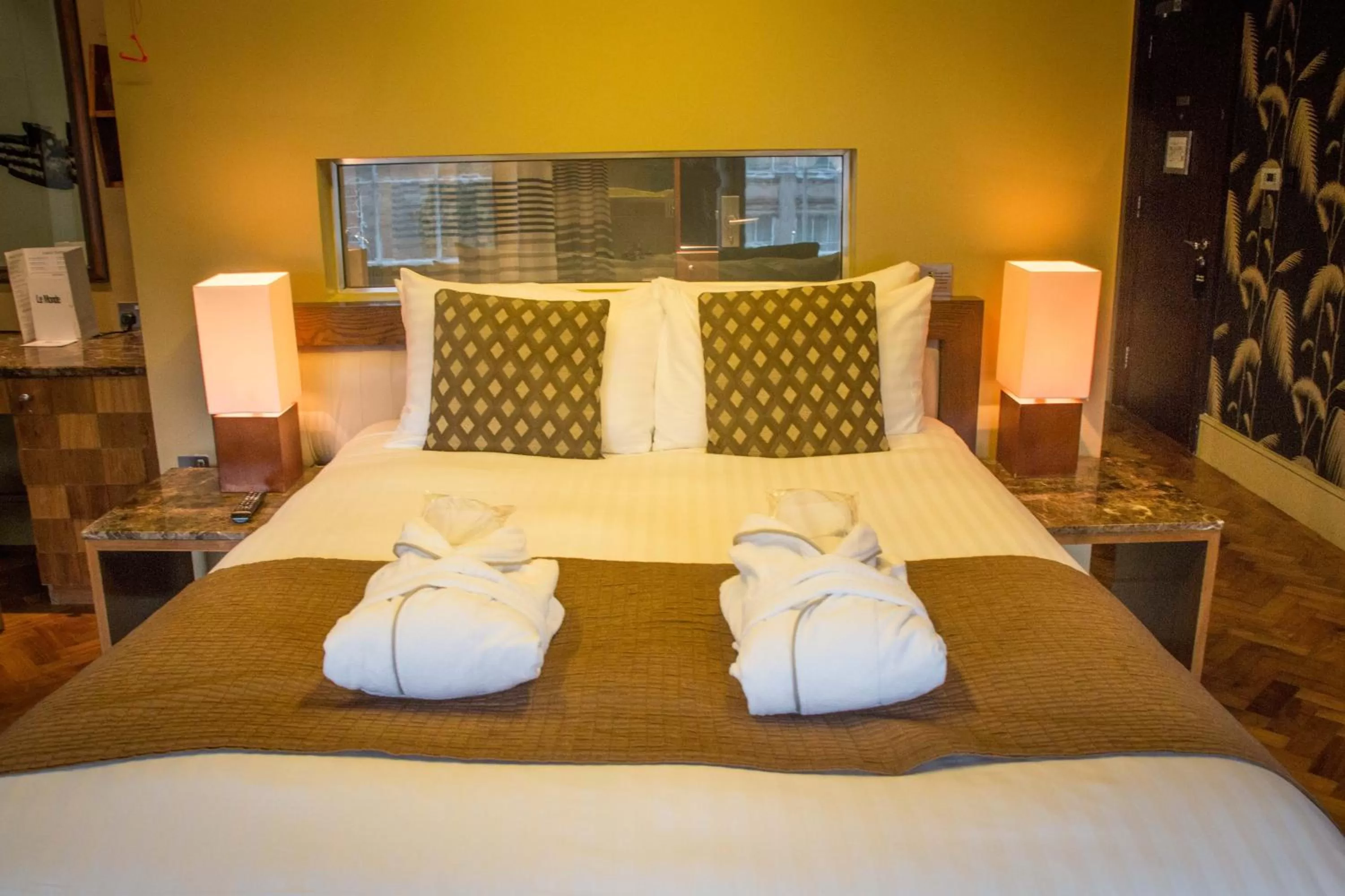 Photo of the whole room, Bed in Le Monde Hotel