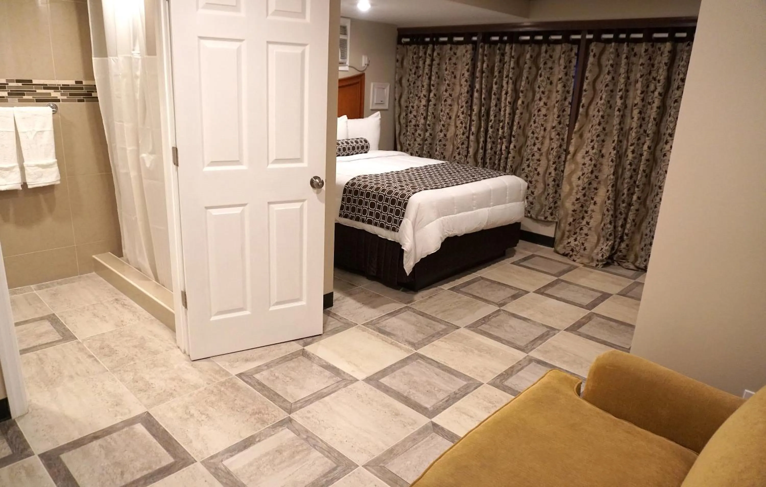 Deluxe Queen Suite in Beachside Resort