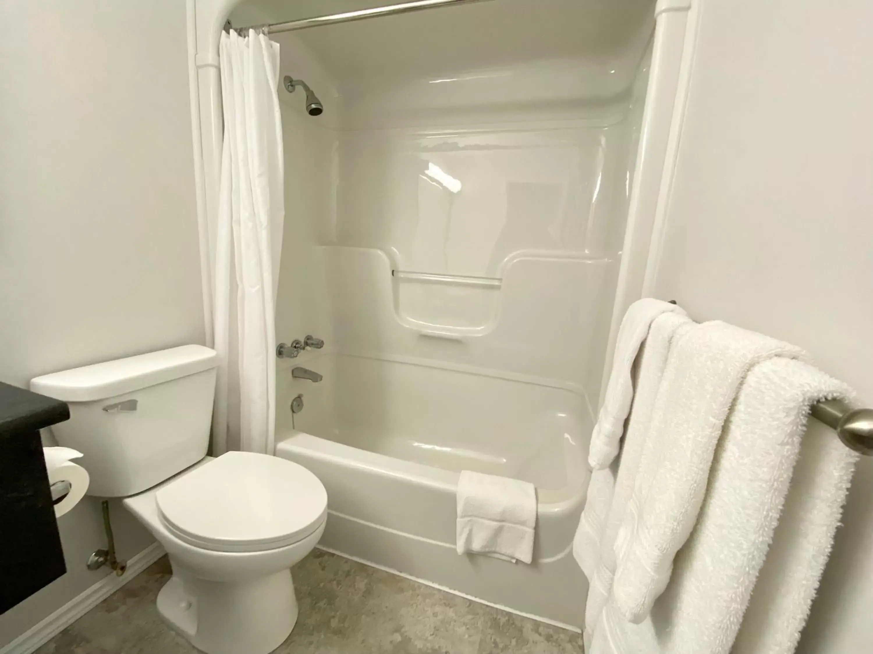 Bathroom in New Age Inn - Voyageur