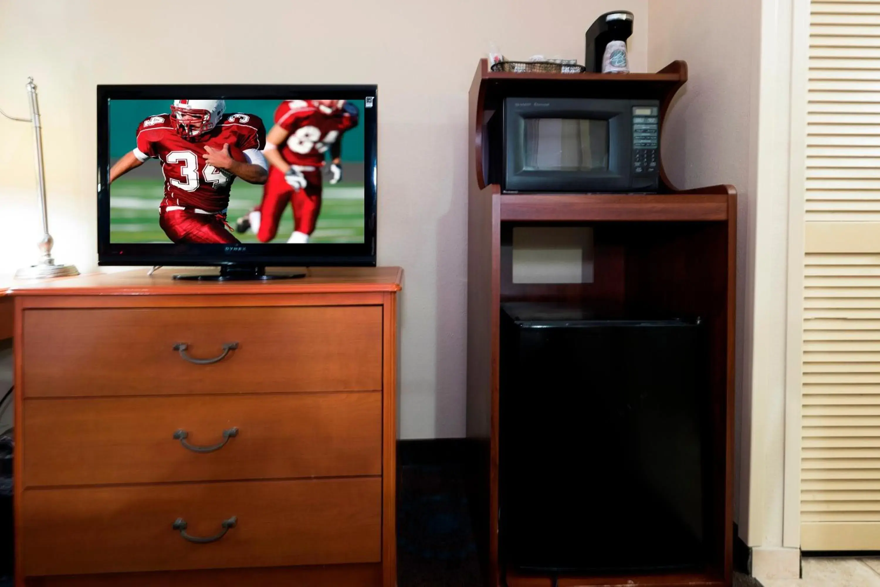 Photo of the whole room, TV/Entertainment Center in Red Roof Inn Augusta – Washington Road