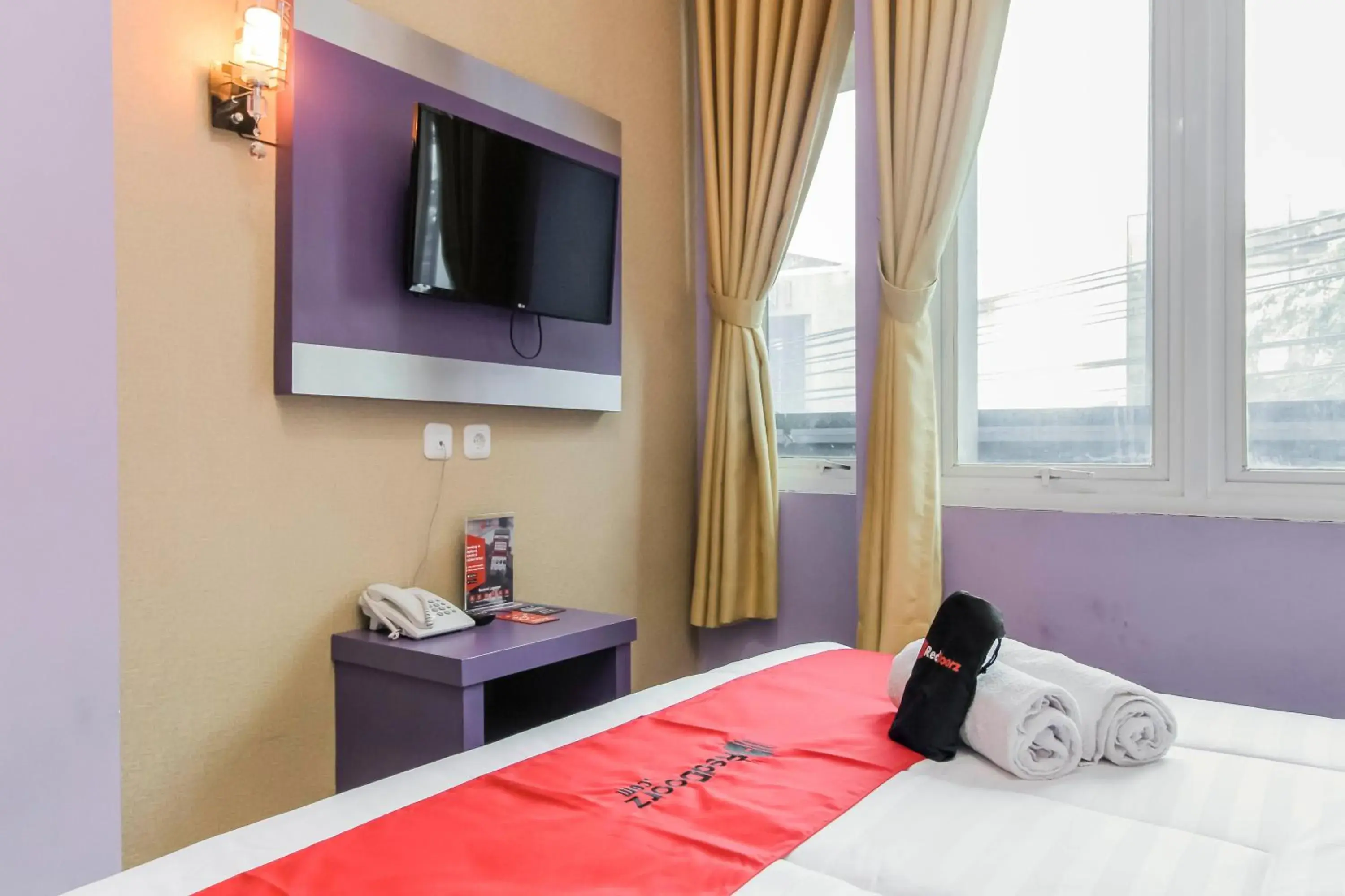 Double Room in RedDoorz Plus near Stasiun Bekasi Double Room in RedDoorz Plus near Stasiun Bekasi