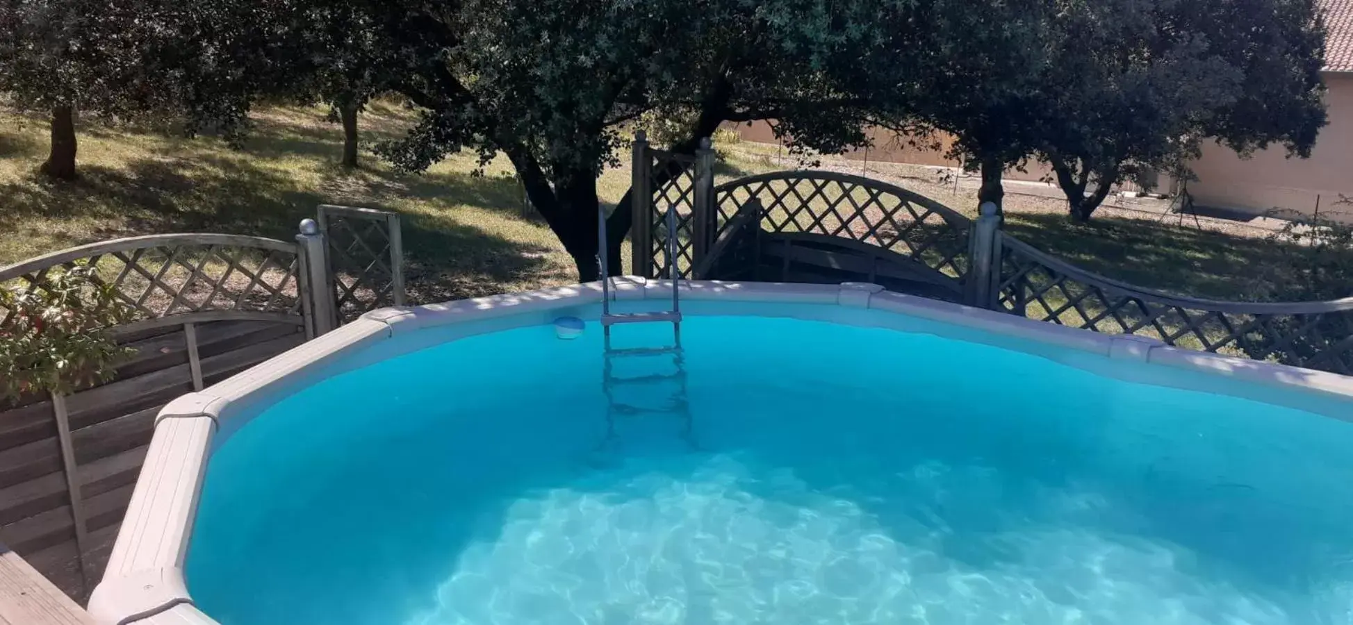 Property building, Swimming Pool in Chambre d'hôtes Des couleurs et des Mots