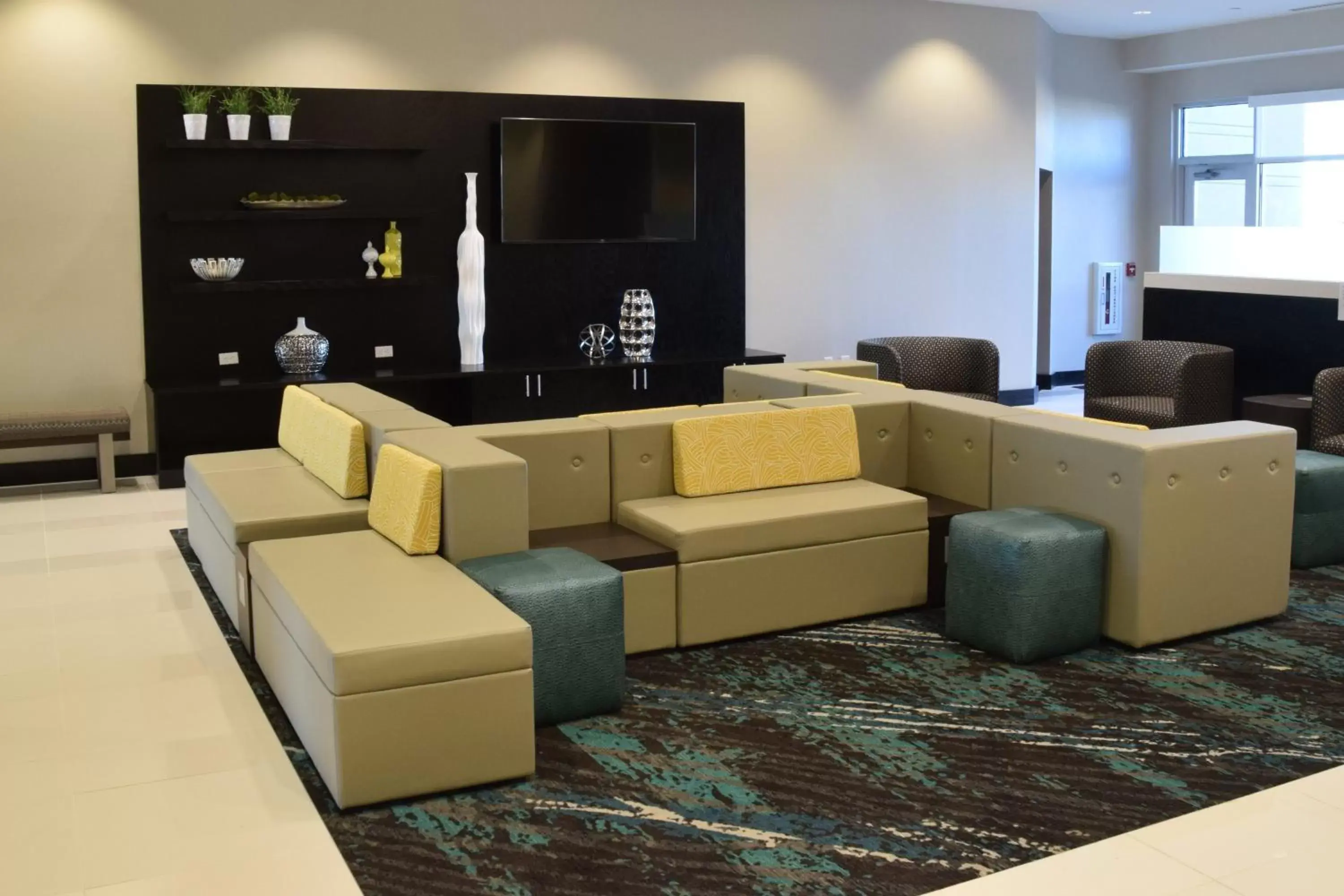 Property building, Seating Area in Holiday Inn Cincinnati North West Chester, an IHG Hotel