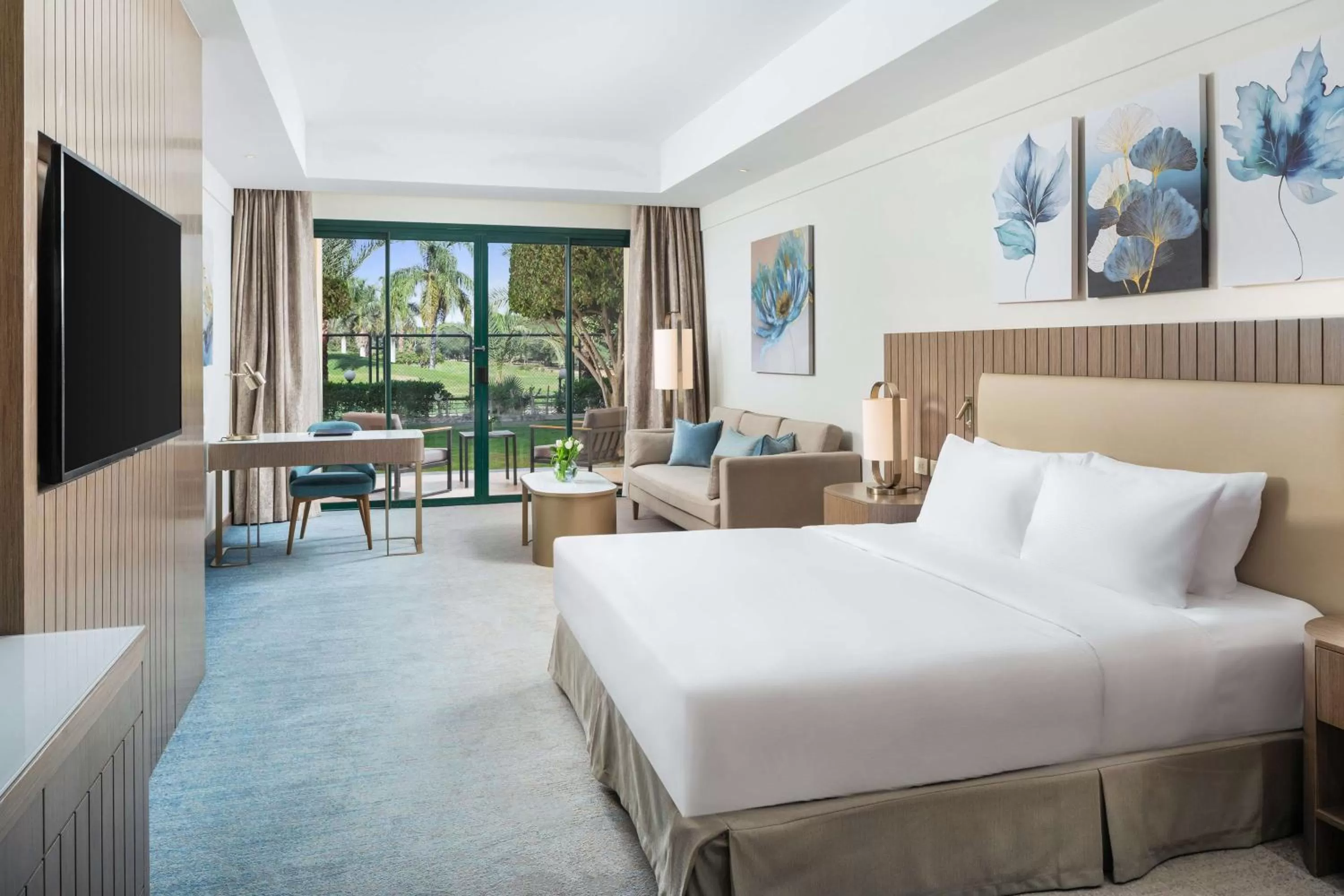 Coffee/tea facilities, Bed in Hilton Pyramids Golf