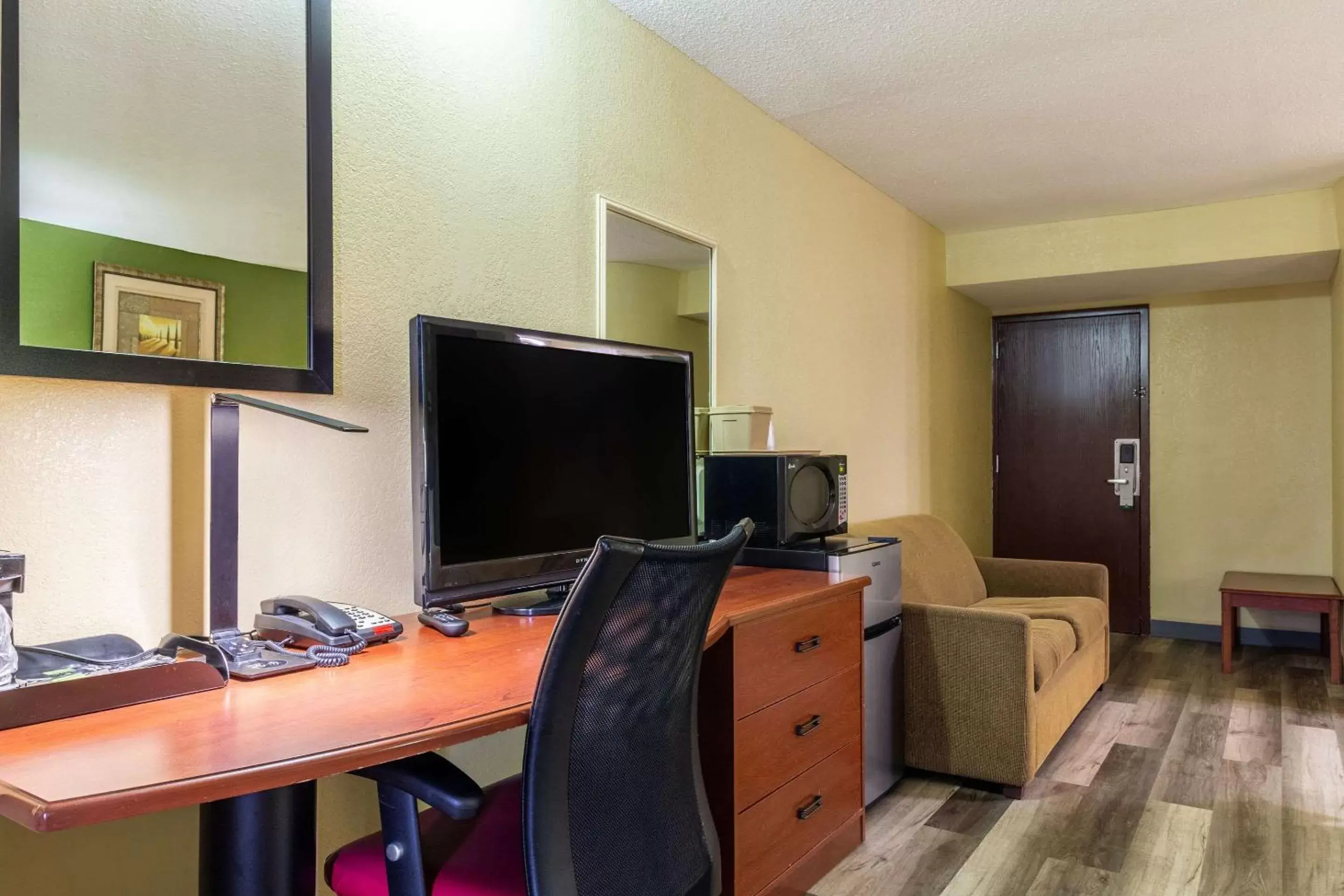 Bedroom, TV/Entertainment Center in Quality Inn Baytown - Houston East