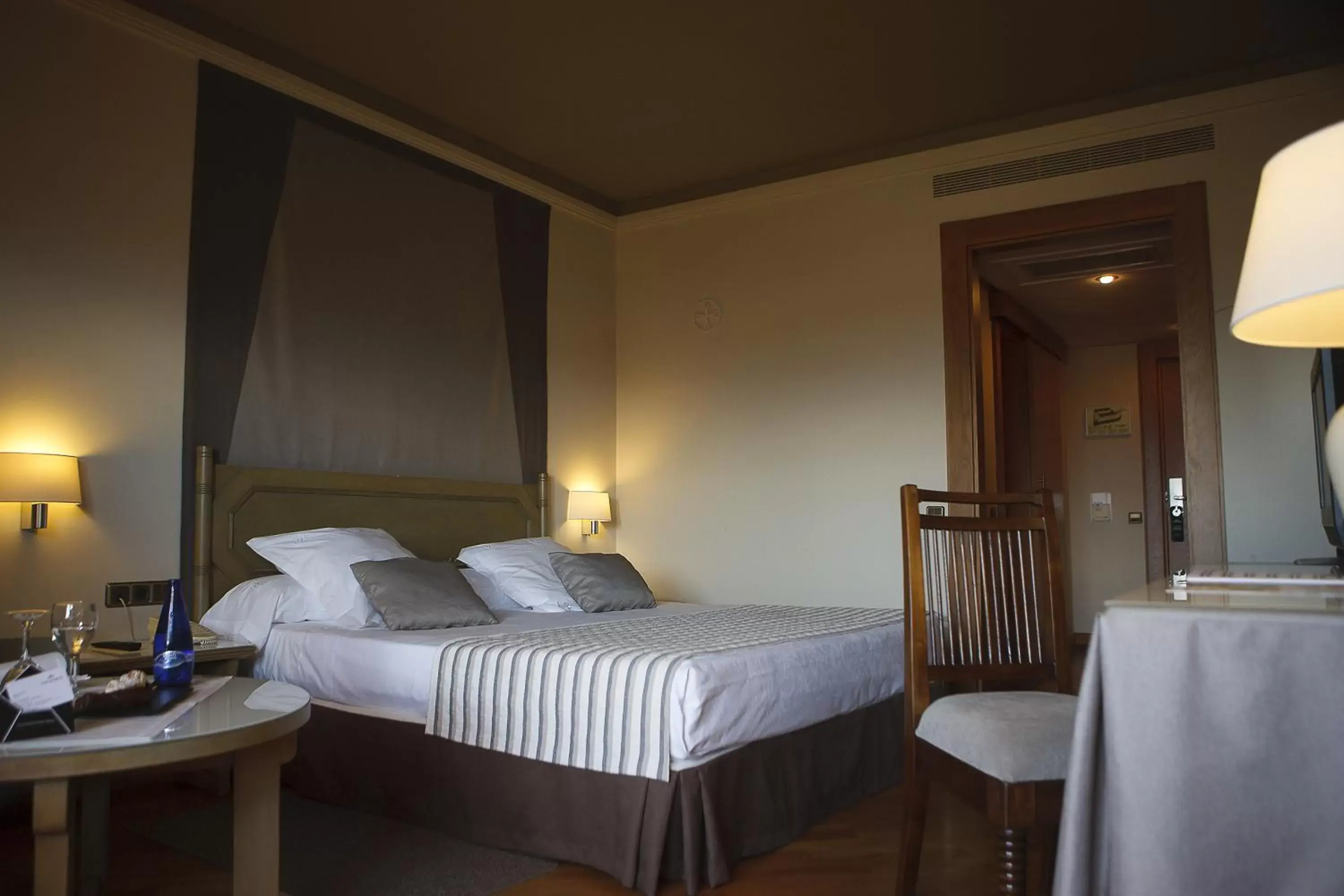 Photo of the whole room, Bed in Parador de Segovia